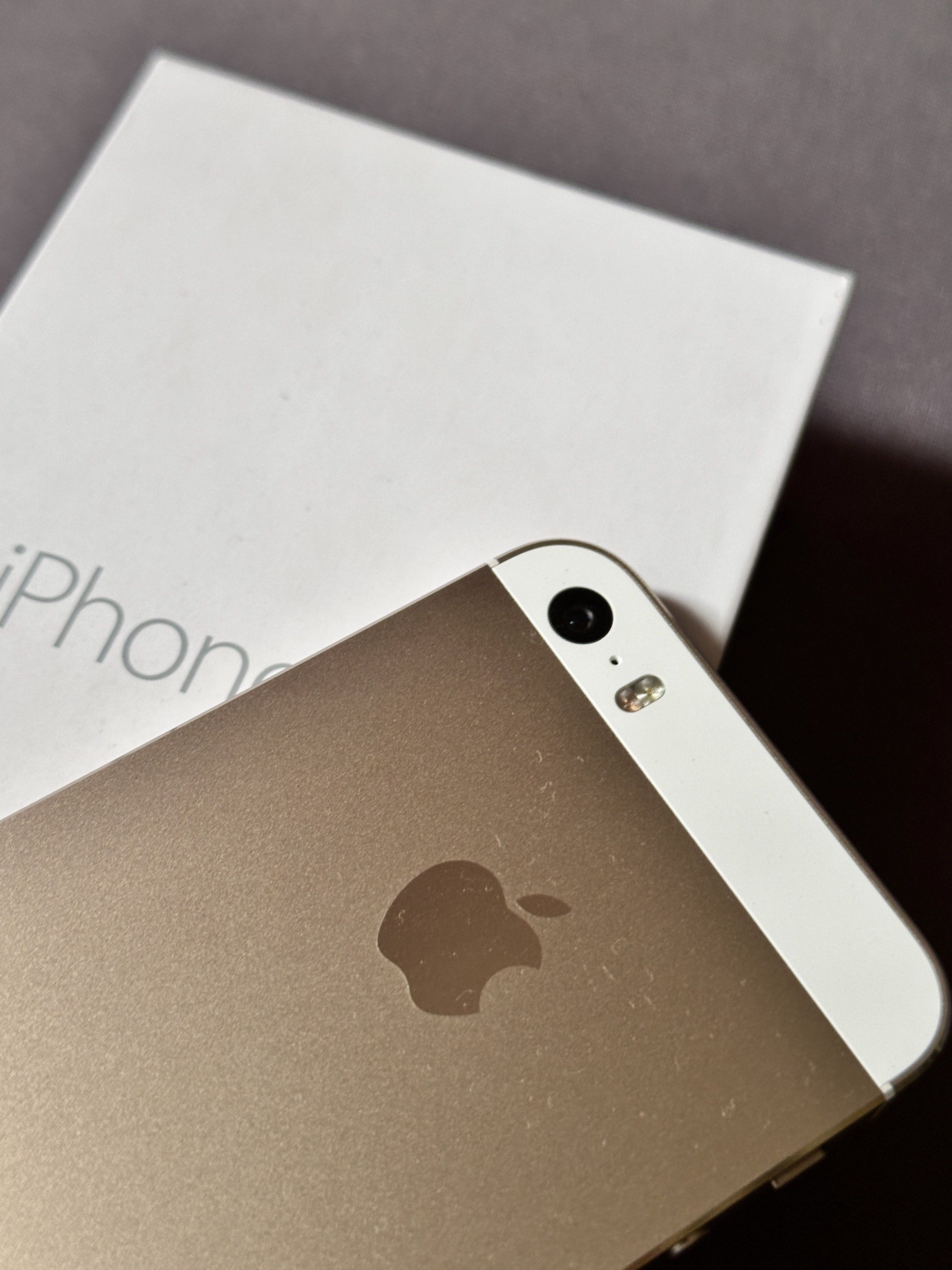 iPhone 5s (Certified Apple Pre Owned) (Category: Others) located in Makati City. Submitted by msn_gdgt (Listing ID 1417992604, Image 3). Description: 16 GB Gold With Original Box Para sa mga mahilig sa digicam vibe na old iPhones ito na! Super tagal na siya nakatago since binili siya for collection display, maintaining nalang for charging para maingatan at hindi masira. super bago pa ng unit. Note: Kindly message me for the design and pictures, k