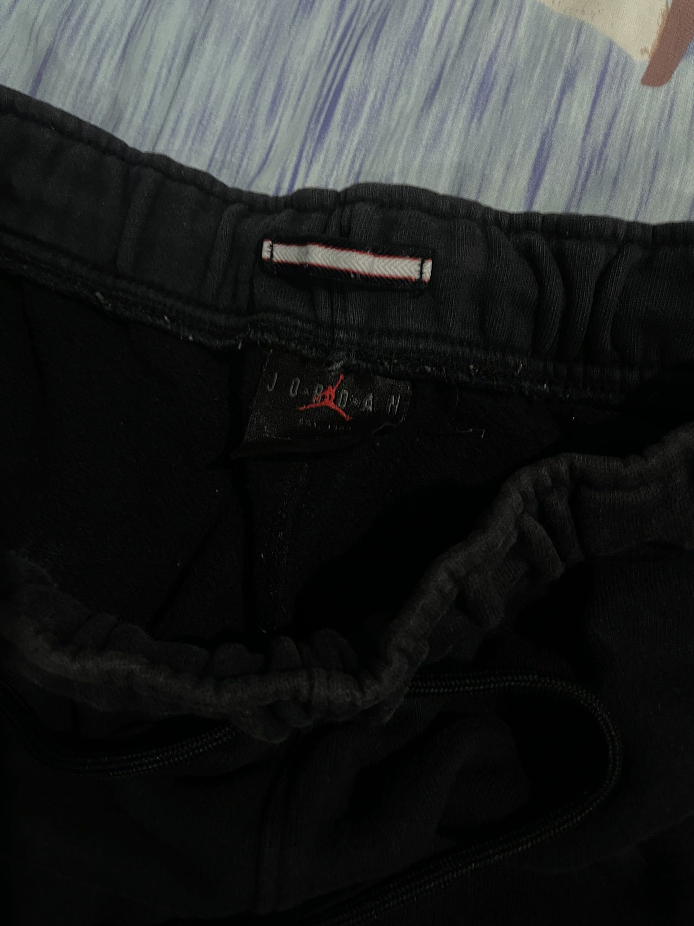 Jordan Black Sweat Shorts (Category: Shorts) located in Bacolod City. Submitted by WearOut.PH (Listing ID 1417889859, Image 2). Description: Jordan Cotton Shorts -Size: L -Waistline: 29-34 -Color rate: 8.5/10 -No Other Flaws.