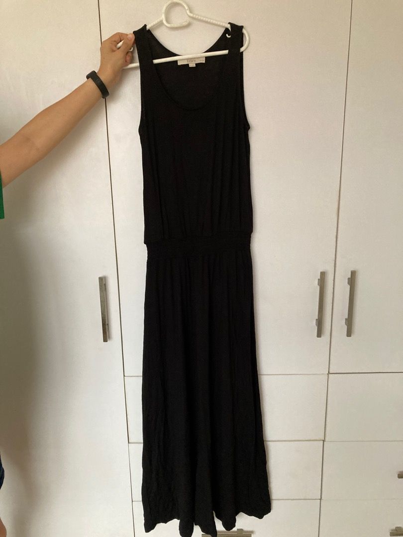 LOFT Black Maxi Dress XSP (Category: Dresses) located in Quezon City. Submitted by ingga_preloved (Listing ID 1417900514, Image 3). Description: - LOFT black maxi dress - Sleeveless design - Round neckline - Elastic waist - Flowing skirt - Size: XSP - Made in Indonesia.