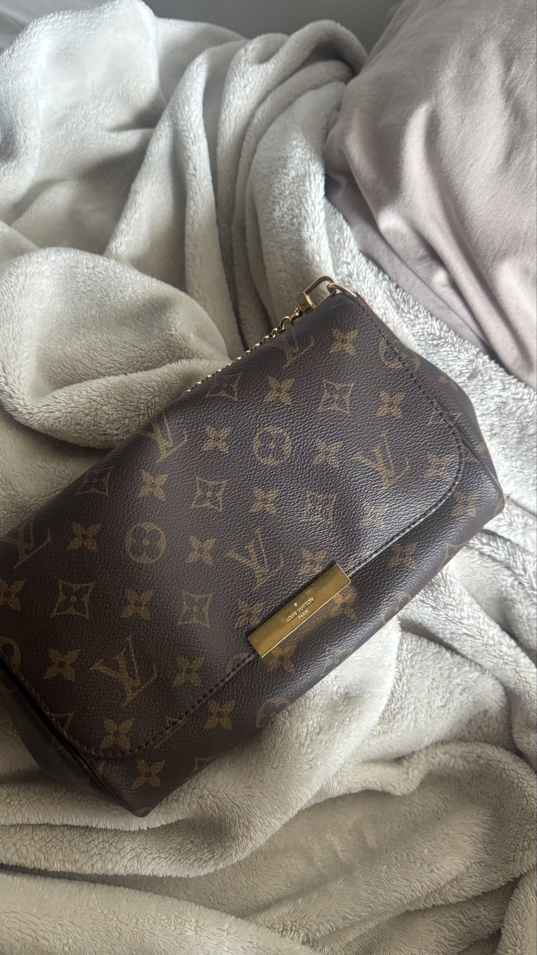 Louis Vuitton favorite MM (Category: Luxury Bags & Wallets) located in Manila. Submitted by m.pasalubong (Listing ID 1417814574, Image 1). Description: - Louis Vuitton favorite - Classic monogram canvas - Gold-tone chain and hardware - Interior leather tag with Louis Vuitton Paris stamp -I dont like how flimsy it is - Code is AR1211 (ask for a pic) - Flap closure with gold-tone metal plate - Made in France - No inclusions, only bag nalang😢 - Aun