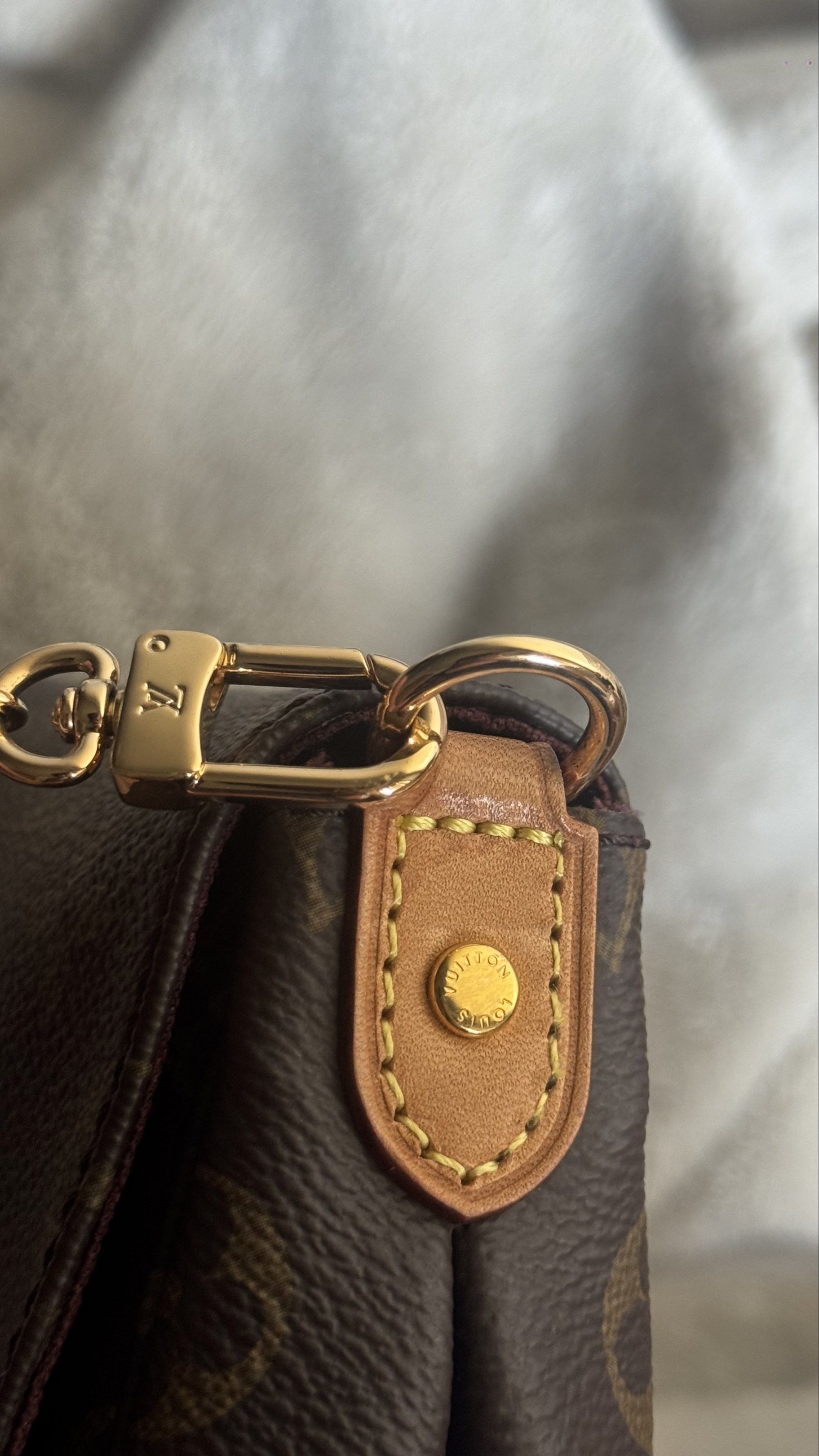 Louis Vuitton favorite MM (Category: Luxury Bags & Wallets) located in Manila. Submitted by m.pasalubong (Listing ID 1417814574, Image 3). Description: - Louis Vuitton favorite - Classic monogram canvas - Gold-tone chain and hardware - Interior leather tag with Louis Vuitton Paris stamp -I dont like how flimsy it is - Code is AR1211 (ask for a pic) - Flap closure with gold-tone metal plate - Made in France - No inclusions, only bag nalang😢 - Aun