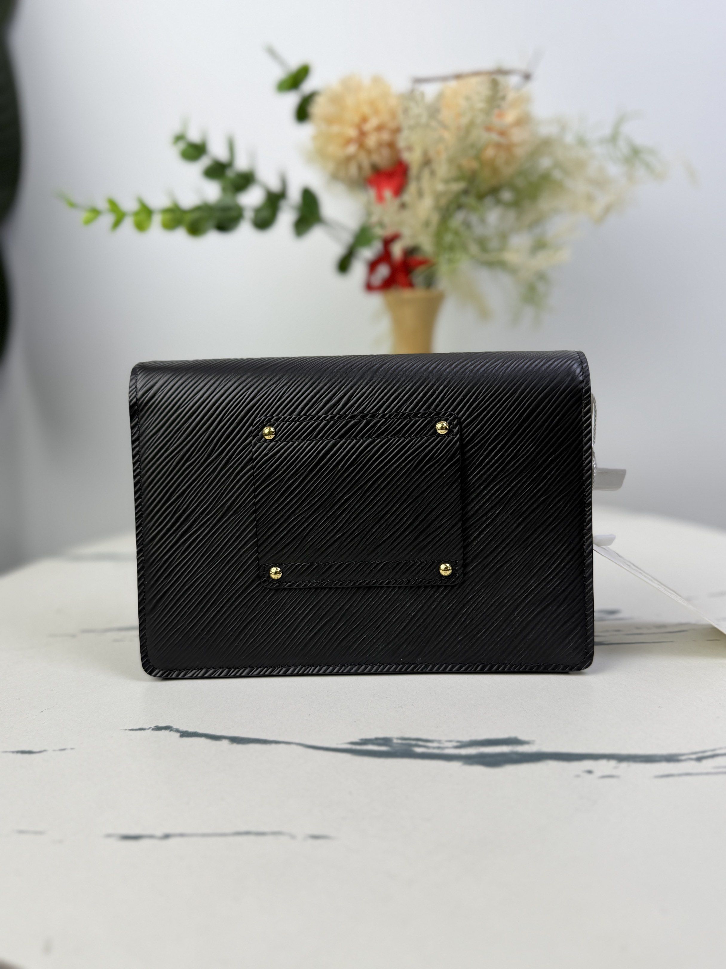 LV TWIST WOC BLACK (Category: Luxury Bags & Wallets) located in Las Pinas. Submitted by jlsluxuryfinds (Listing ID 1417951184, Image 2). Description: Microchipped .