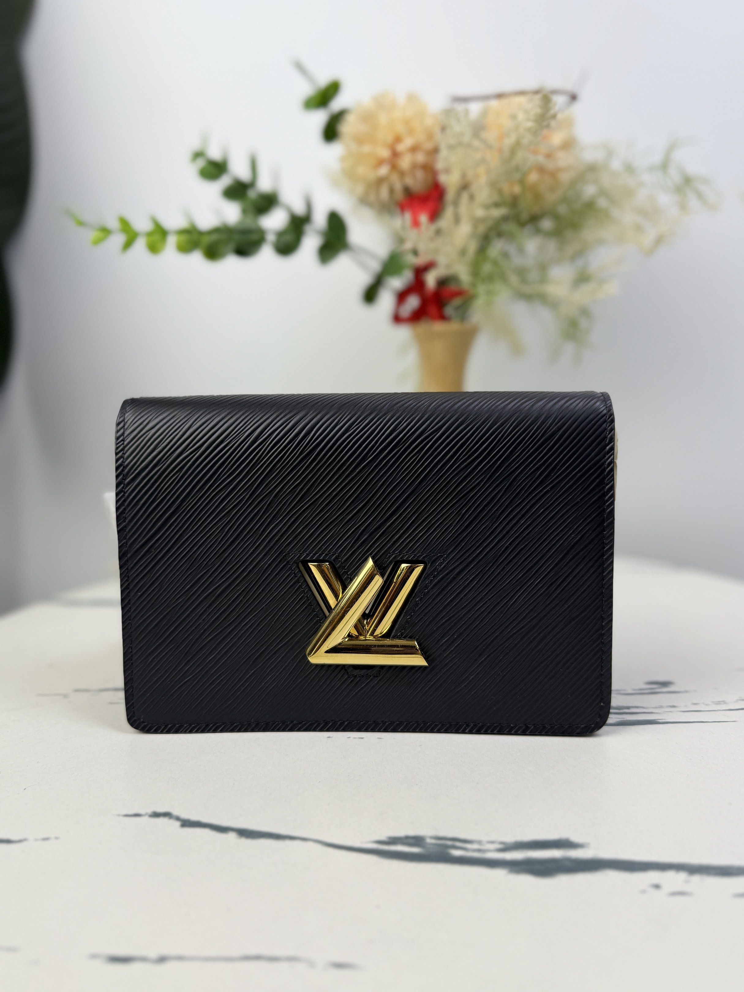 LV TWIST WOC BLACK (Category: Luxury Bags & Wallets) located in Las Pinas. Submitted by jlsluxuryfinds (Listing ID 1417951184, Image 1). Description: Microchipped .