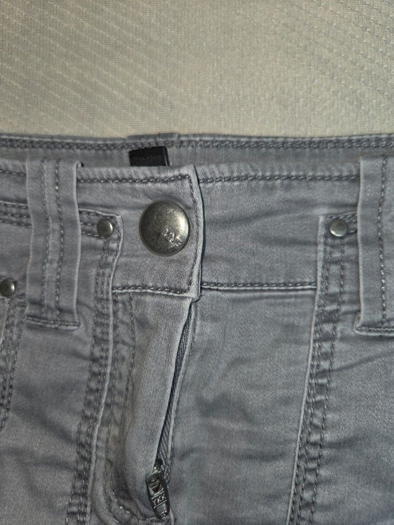 Vintage Mango low rise mini skirt (Category: Skirts) located in Manila. Submitted by declutterwtly (Listing ID 1415033871, Image 3). Description: Auth mango low rise mini skirt -Waist 26 -Can fit XS/S -with working side pockets -Perfect for y2k style ♡ Send me your offers, TYSM! ♡.