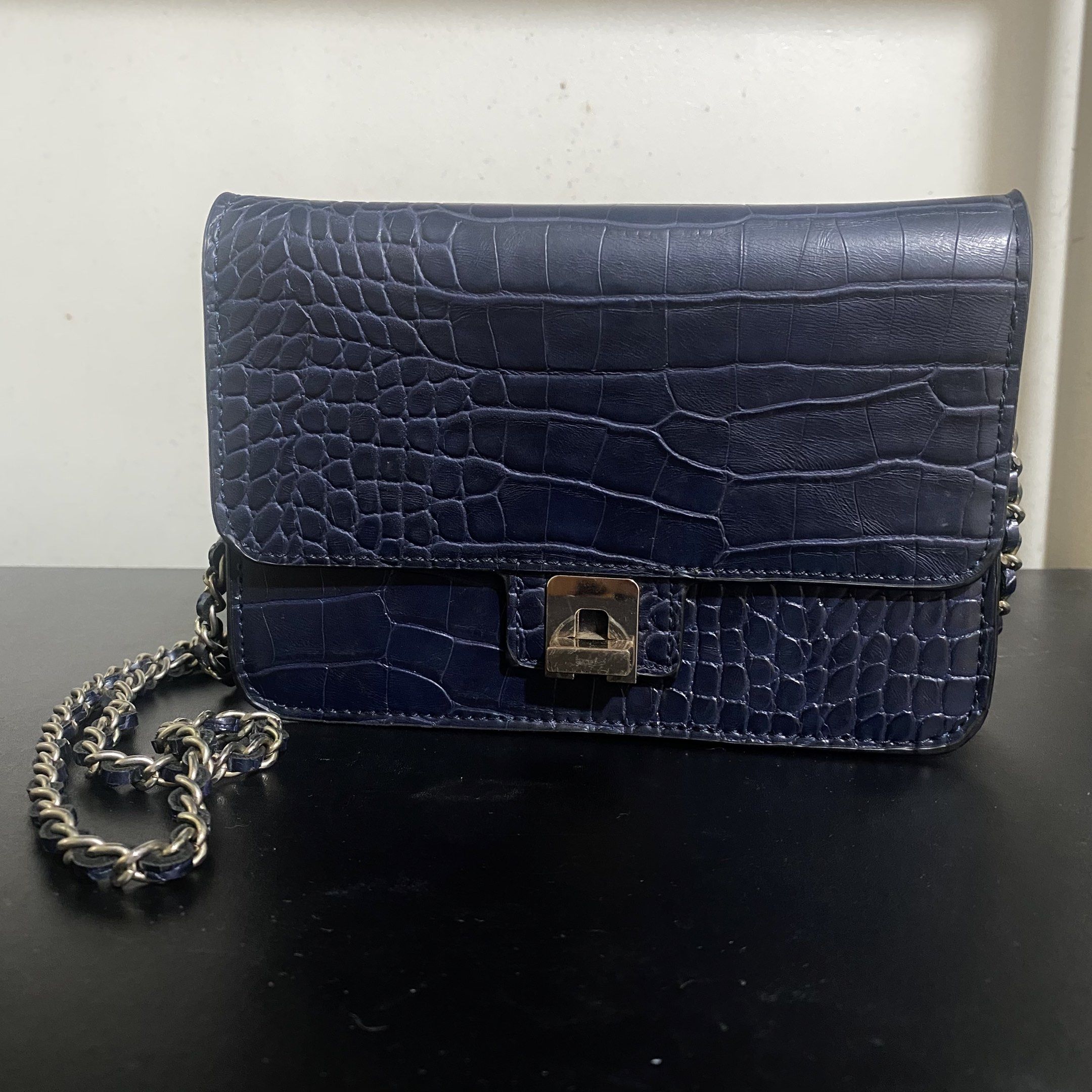 Mango Shoulder Bag (Category: Shoulder Bags) located in Binan City. Submitted by declutterwithpea (Listing ID 1417875961, Image 1). Description: Mango Shoulder Bag in Dark Blue ♡ rfs: not using anymore ♡ mop: bank transfer to BDO / GCash ♡ price is non-negotiable & delivery fee will be shouldered by buyer.