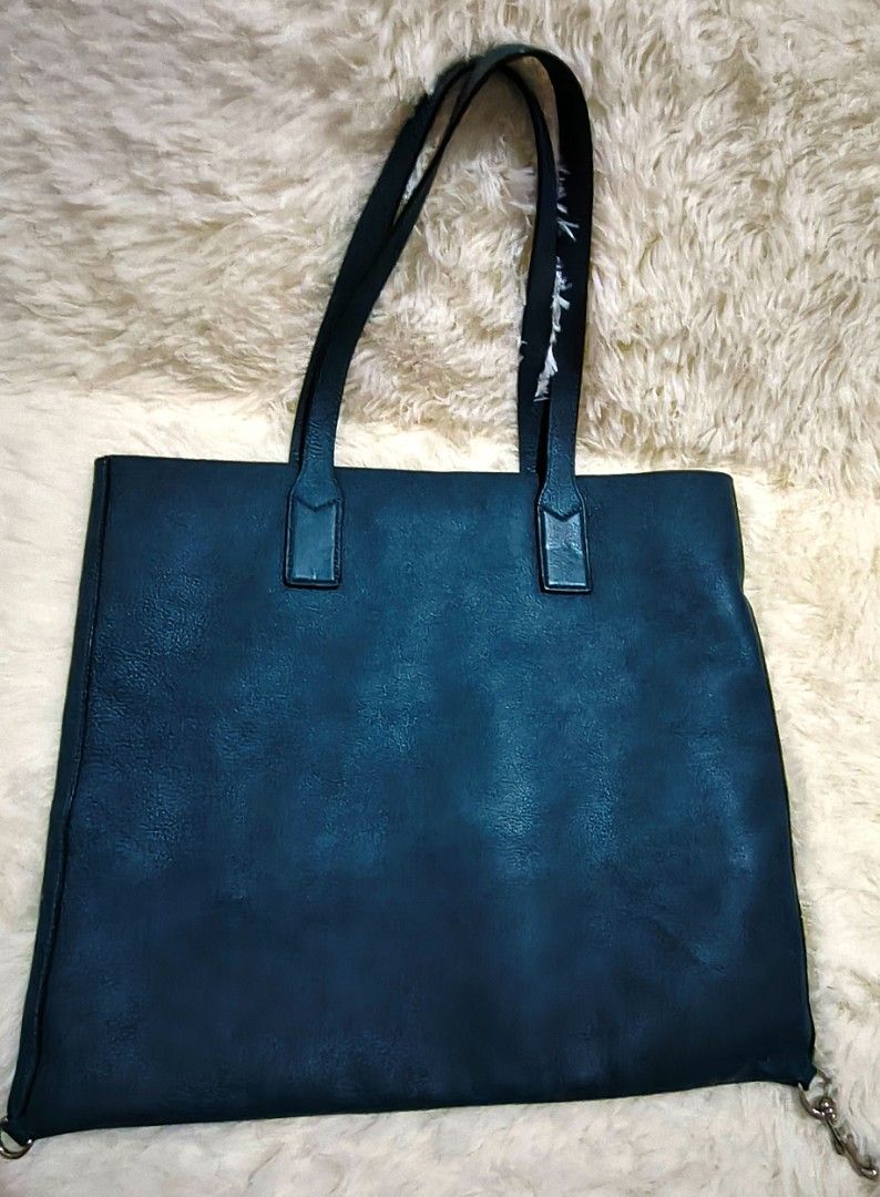Marc Jacobs Teal Tote Bag (Category: Luxury Bags & Wallets) located in Pasig City. Submitted by lfboutique (Listing ID 1417859417, Image 2). Description: - original almost new Marc Jacobs tote bag - Beautiful teal color - Spacious interior with gold lining - Includes matching pouch - Sturdy handles - Detachable strap - Marc Jacobs logo visible - Perfect for any occasion pasig loc no cod lalamove or j&t.