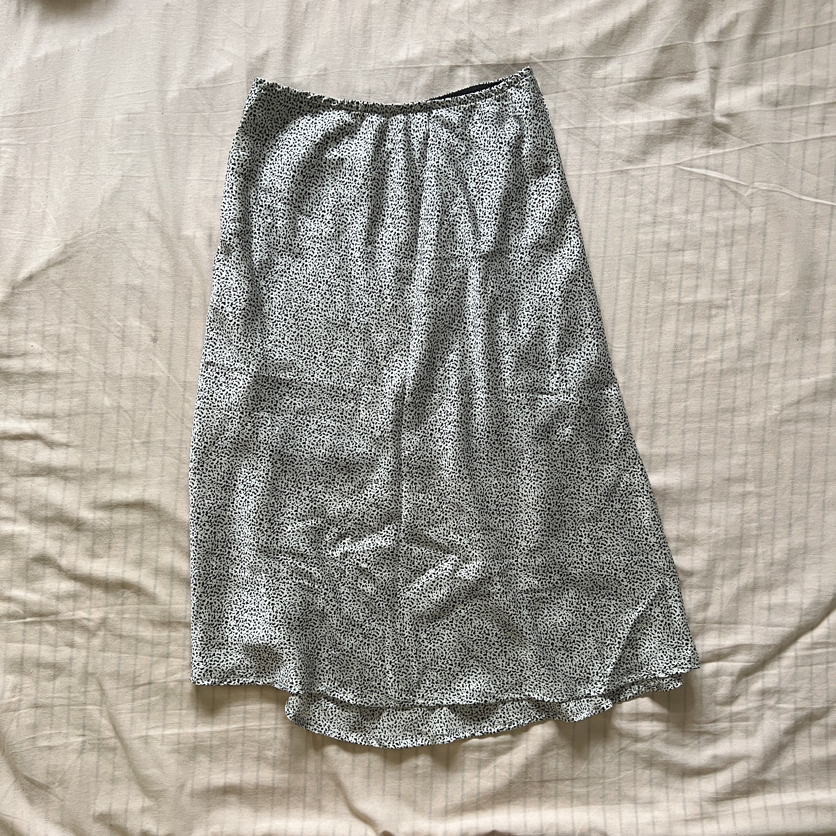 midi speckled satin skirt (Category: Skirts) located in Dasmarinas. Submitted by pinex (Listing ID 1417862778, Image 3). Description: - length 25(front)- 29 (back) inches - waist 13 inches laid flat - with slightly garterized waist, adds another inch - with lining inside ˚ ༘`✦ ˑ ִֶ 𓂃⊹ helping tags: h&m uniqlo gu zara mango mng.