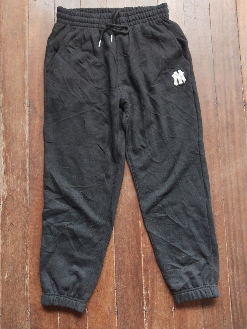 MLB New York Yankees Sweatpants (Category: Joggers) located in Siniloan. Submitted by olen81 (Listing ID 1417878922, Image 2). Description: MLB NEW YORK YANKEES JOGGER PANTS (Korea Release) ⚾ 500 + sf Size: Fits small-Large (approximation) W 28-40 L 36 loc: laguna/quezon dm for inquiries.