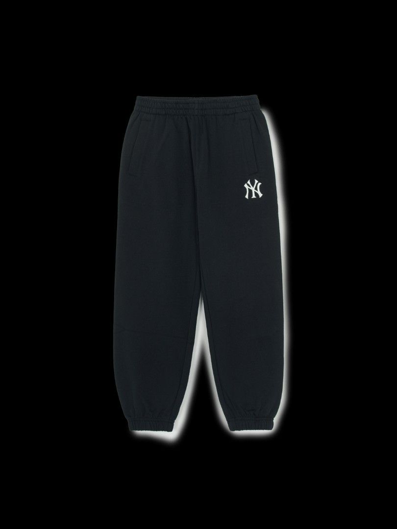 MLB New York Yankees Sweatpants (Category: Joggers) located in Siniloan. Submitted by olen81 (Listing ID 1417878922, Image 1). Description: MLB NEW YORK YANKEES JOGGER PANTS (Korea Release) ⚾ 500 + sf Size: Fits small-Large (approximation) W 28-40 L 36 loc: laguna/quezon dm for inquiries.