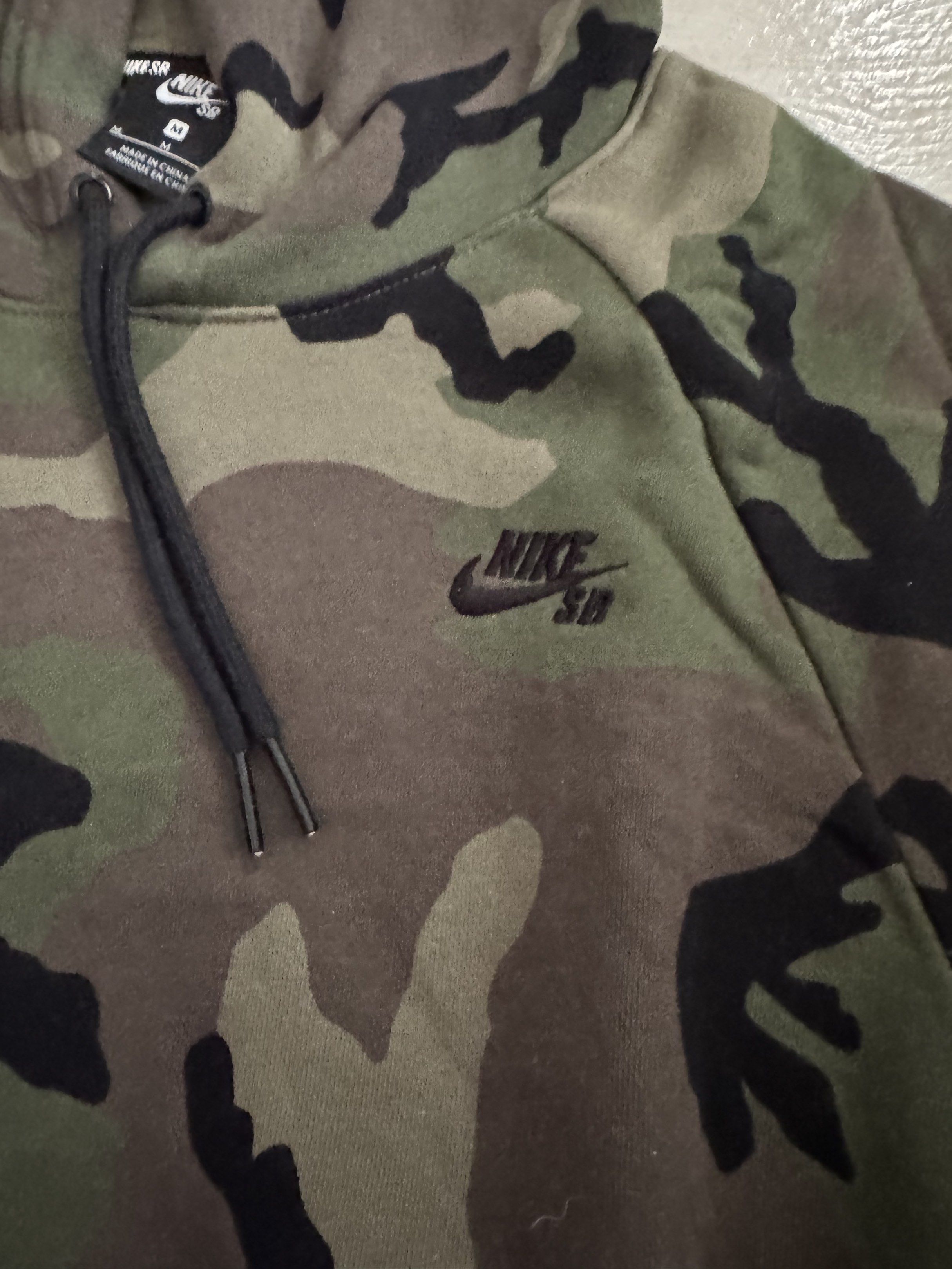 Nike size M 迷彩hoodies （分類：衛衣）位於 Hong Kong。 由 ktcone 提交（商品編號 1417885098，圖片 2）。簡介： 實物相只穿過一次尺寸如圖。。