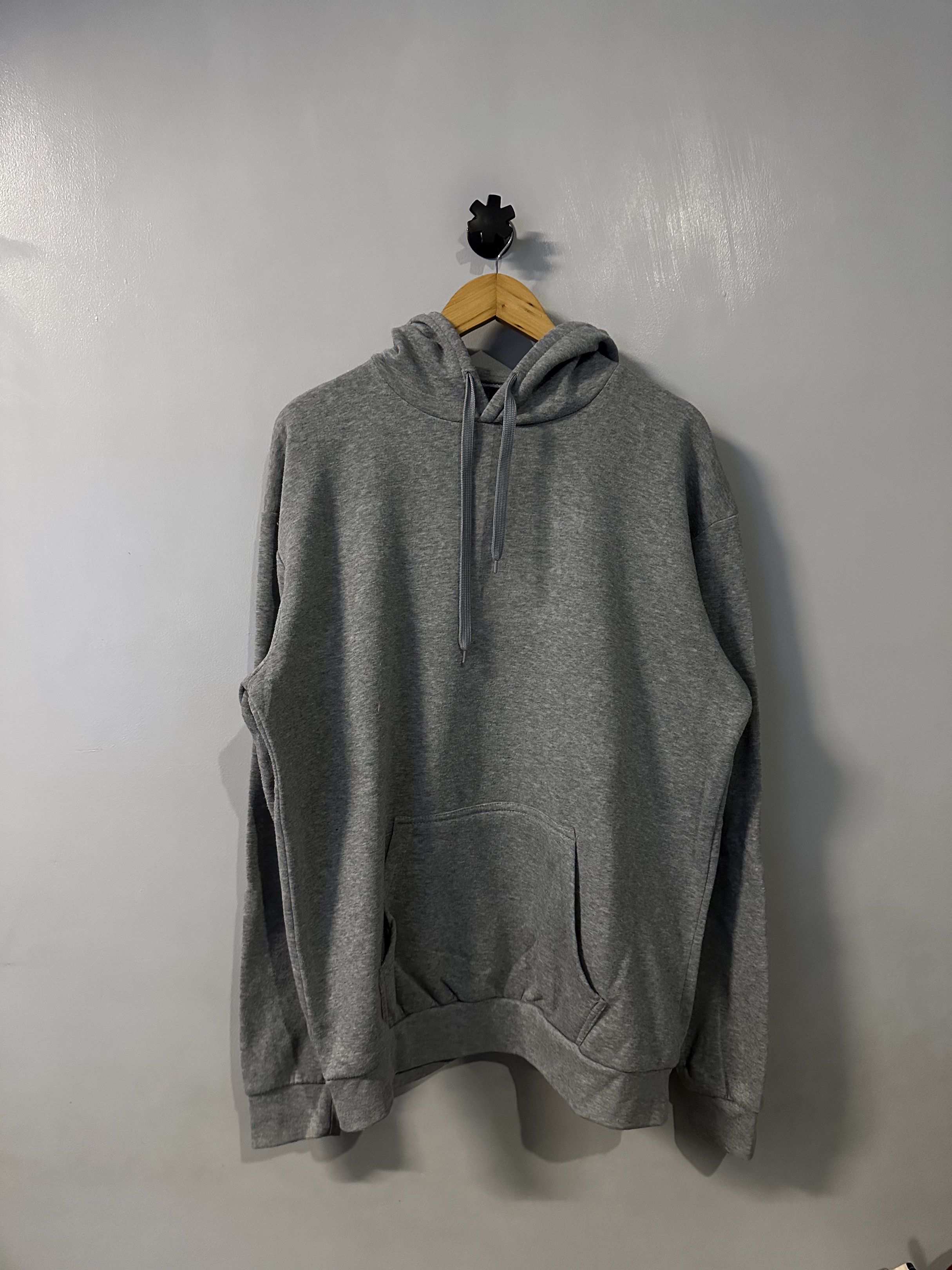 Oversized Heather Gray Hoodie 2XL (Category: Hoodies) located in Quezon City. Submitted by bryan_sellz (Listing ID 1417929014, Image 1). Description: - Hoxley Australia oversized hoodie - Gray color - Size: 2XL - Features: Kangaroo pocket, drawstring hood Dimensions: W27" x L29".