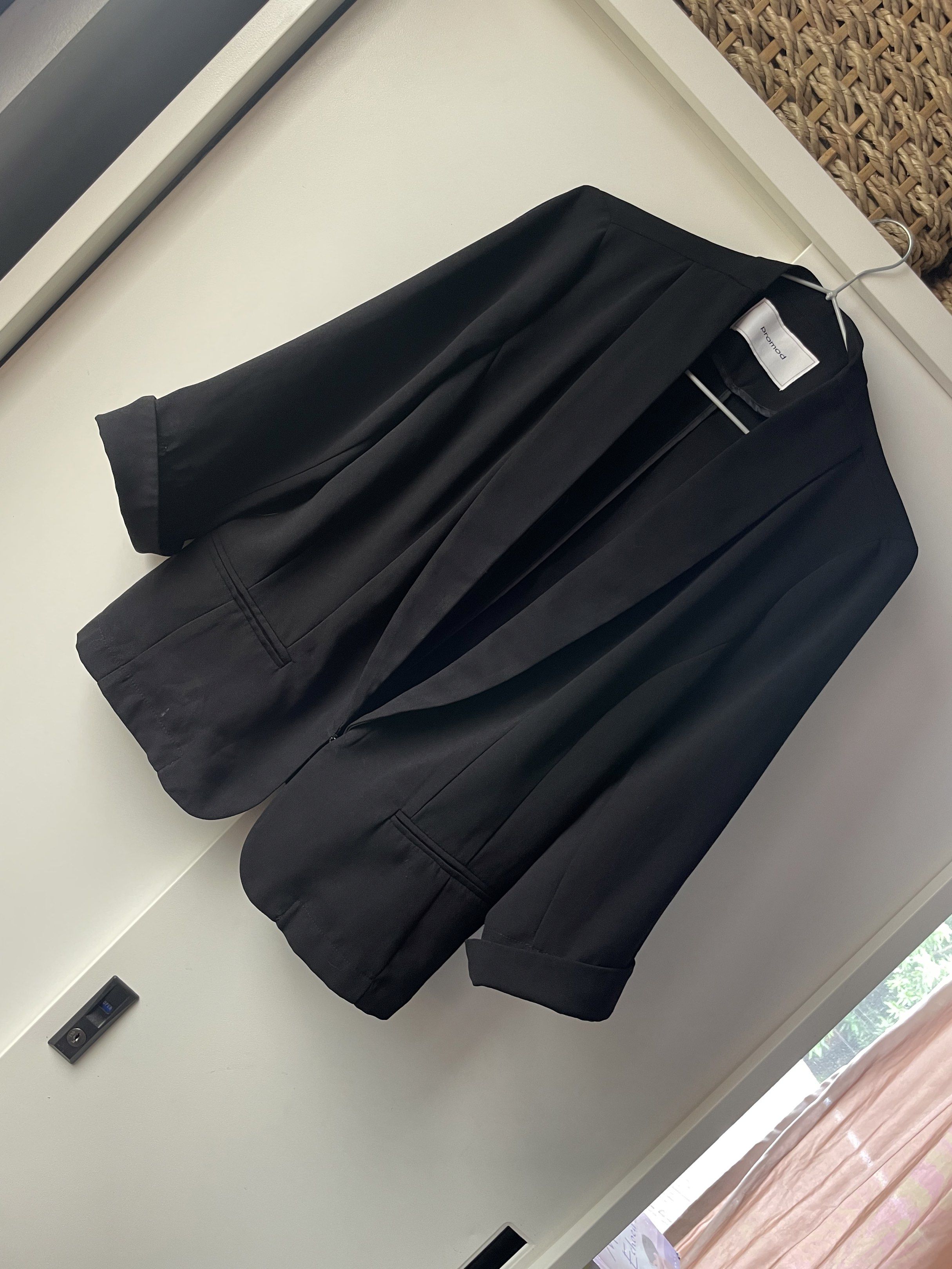Promod Black Blazer (Category: Coats, Jackets and Outerwear) located in Manila. Submitted by chenpots (Listing ID 1417820106, Image 1). Description: - Promod black blazer - Classic open front - Folded sleeves - Two front pockets - Solid black color - Tag visible Madulas ang tela. Hindi na po masyado nagagamit. No flaw..
