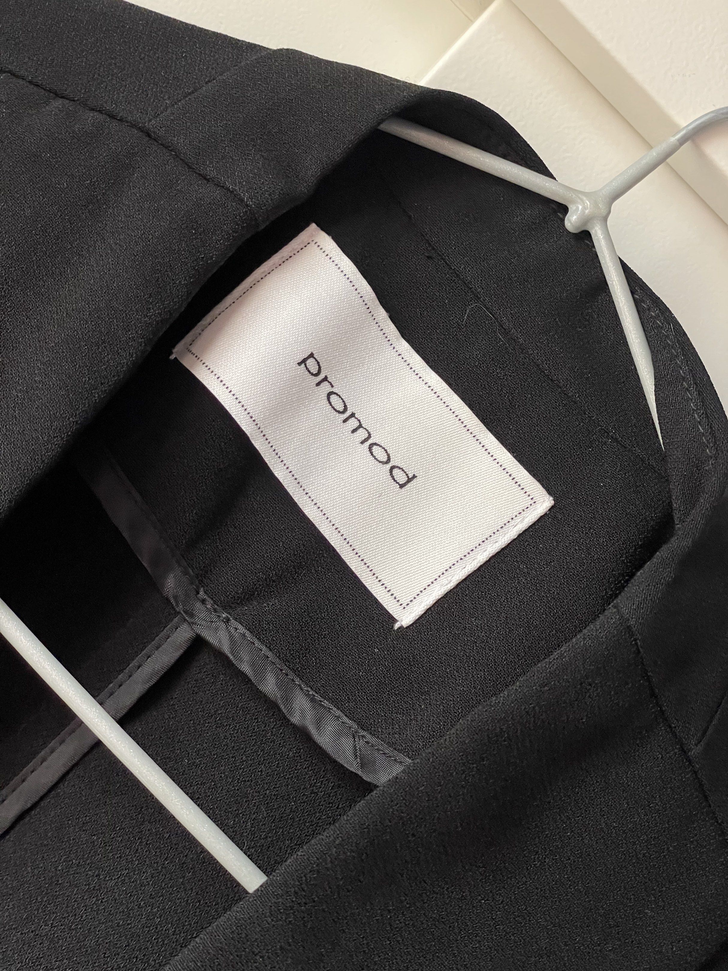 Promod Black Blazer (Category: Coats, Jackets and Outerwear) located in Manila. Submitted by chenpots (Listing ID 1417820106, Image 2). Description: - Promod black blazer - Classic open front - Folded sleeves - Two front pockets - Solid black color - Tag visible Madulas ang tela. Hindi na po masyado nagagamit. No flaw..