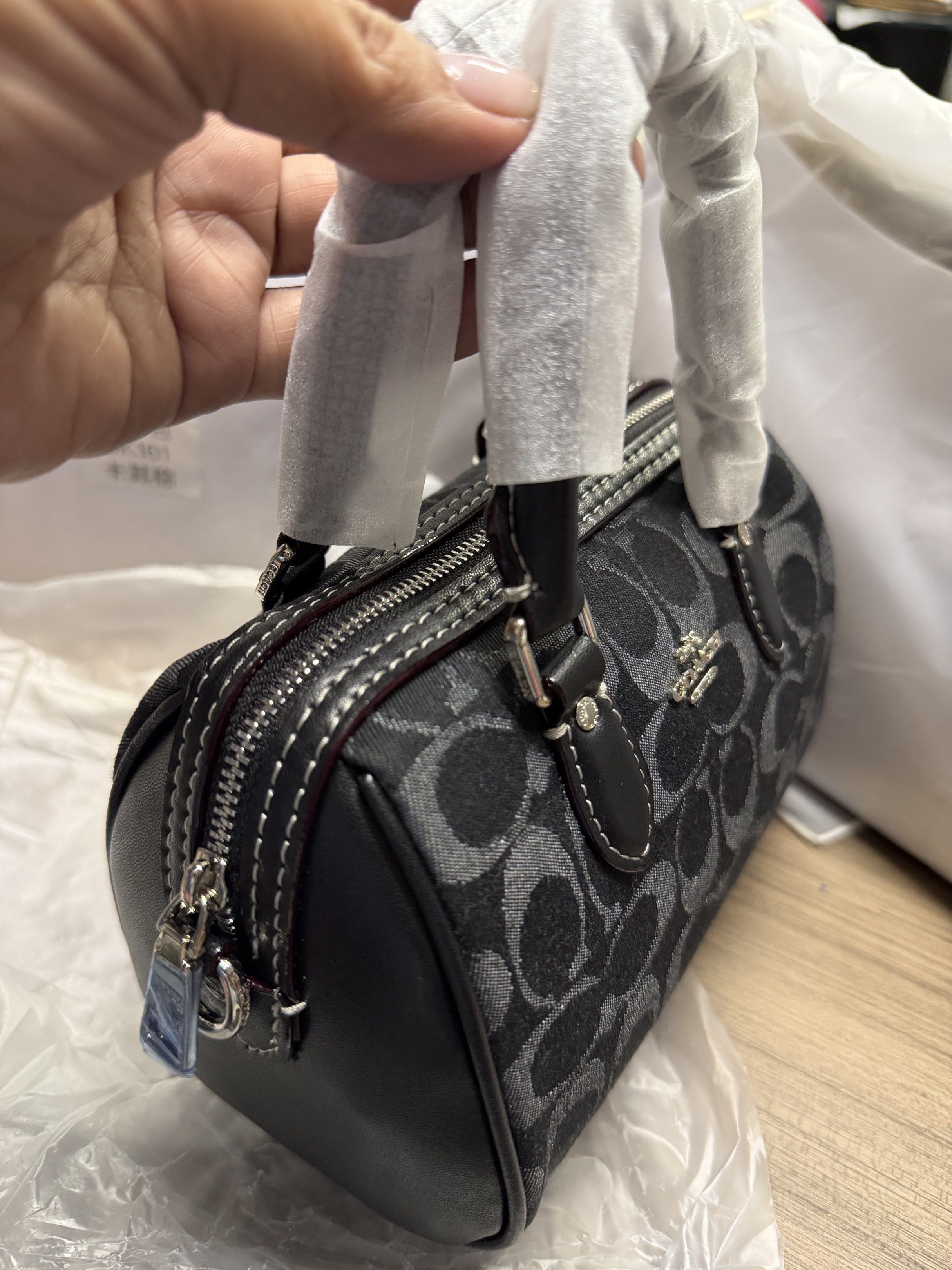 ROWAN Boston sling 18 cm Top notch (Category: Luxury Bags & Wallets) located in Pasig City. Submitted by lloise (Listing ID 1417931273, Image 2). Description: .