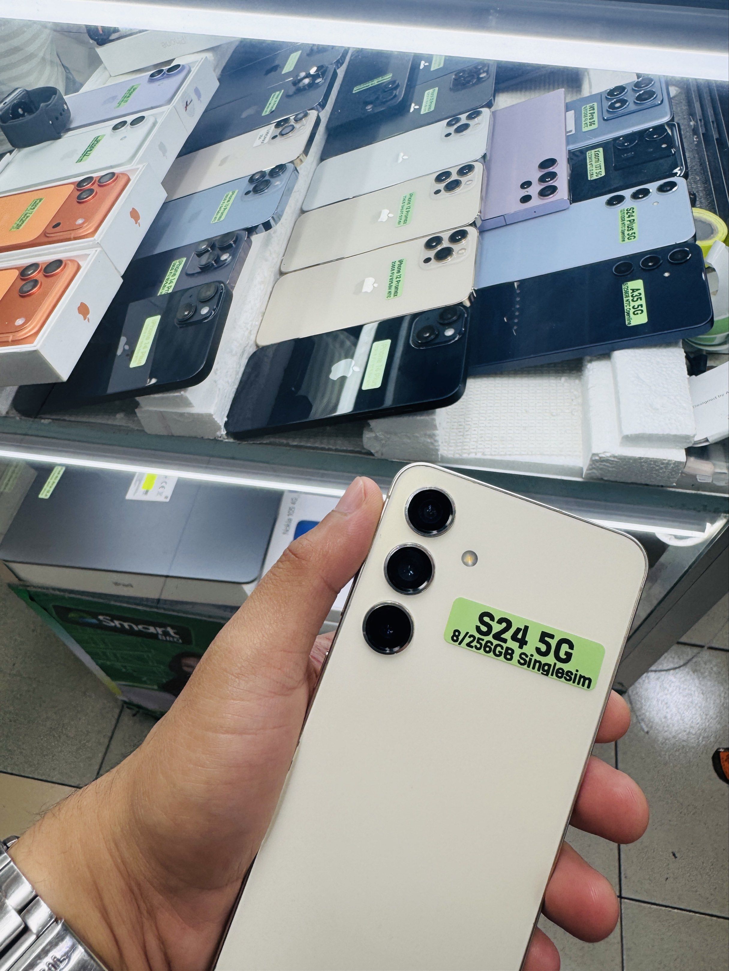 Samsung S24 5G 8/256GB Openline Single Sim (Category: Samsung) located in San Juan City. Submitted by Khalidmgdla08 (Listing ID 1417983569, Image 2). Description: FOR SALE | TRADE/SWAP Price: 19,500 On hand: Samsung S24 5G✔️ 8/256GB ✔️ OPENLINE ✔️ Single Sim ✔️ 100% Original ✔️ 99% Makinis ✔️ 99% Smooth ✔️ NOT REFURB ✔️ NO HIDDEN ISSUES ✔️ NEVER BEEN REPAIRED ✔️ TEST TO SAWA✔️ ANY MODEL OF IPHONE AND SAMSUNG ARE AVAILABLE! ✨ We accept: 🔹Cash 🔹G