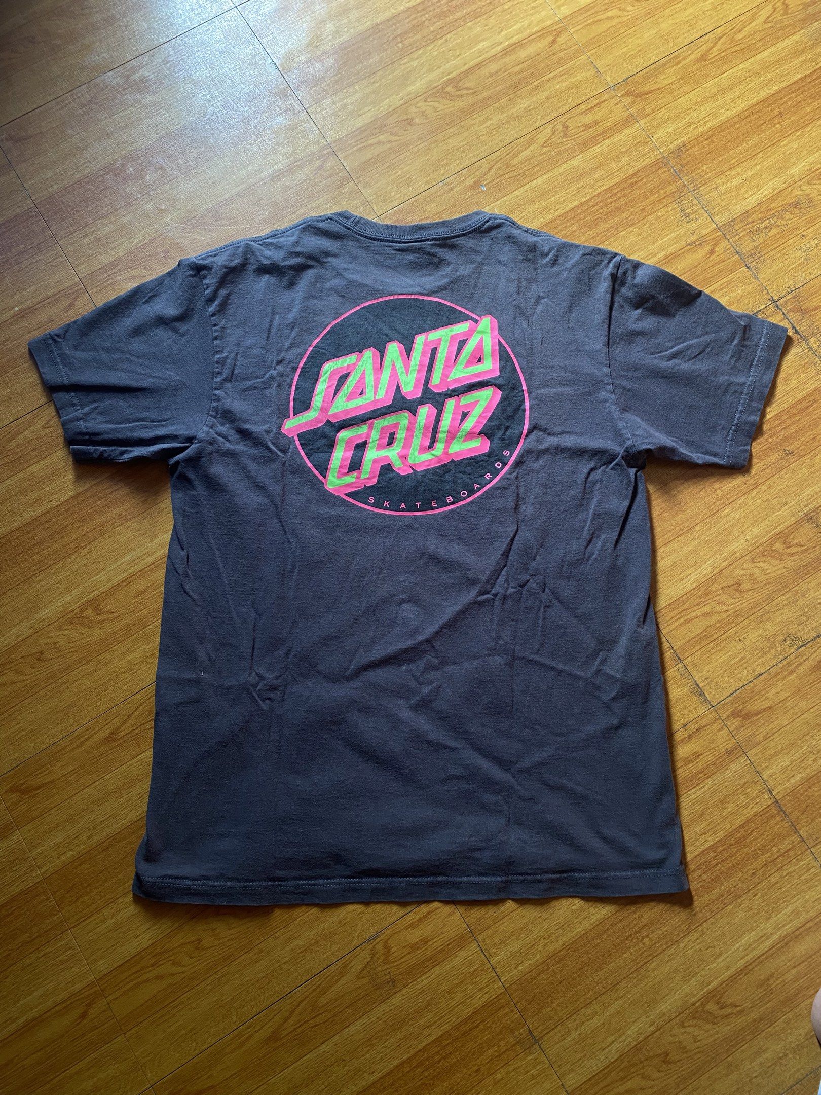 Santa Cruz Skate Tee (Category: Tshirts & Polo Shirts ) located in Santa Rosa. Submitted by fly.god (Listing ID 1417999384, Image 2). Description: Santa Cruz Skate Tee medium on tag. W”20 L”27 8/10 condition, slight crack prints and has a hole on the underarm area. can be repaired by a tailor. -skate brand ₱200 + sf.