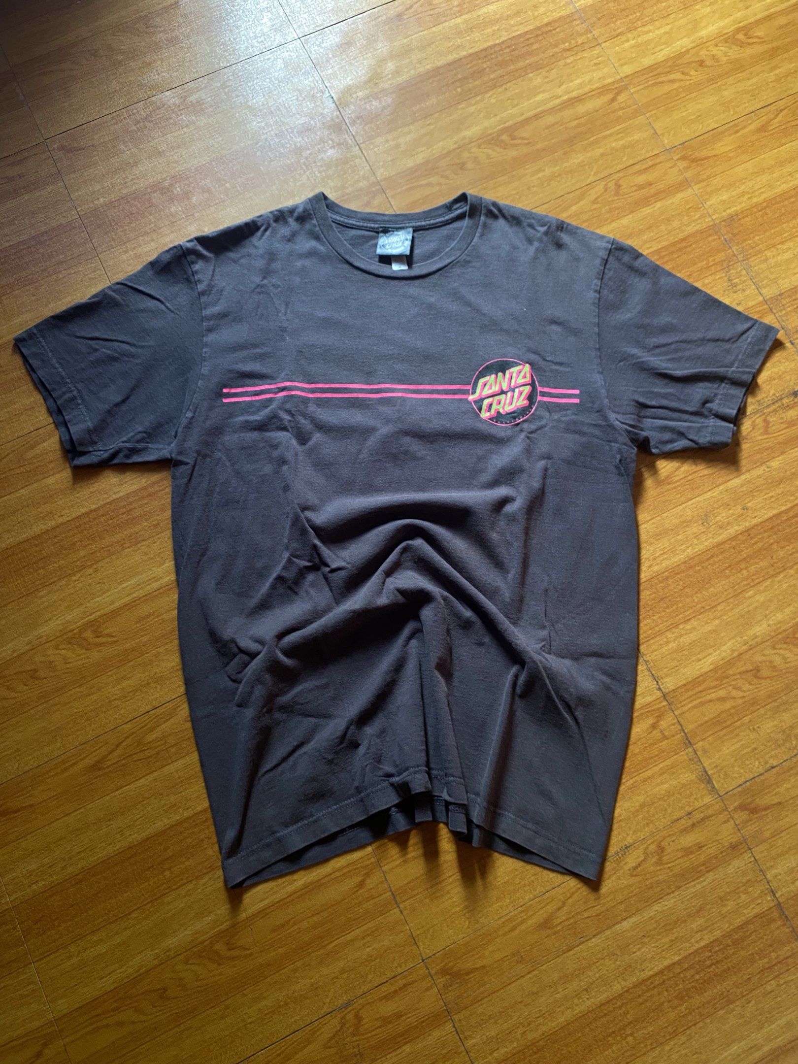 Santa Cruz Skate Tee (Category: Tshirts & Polo Shirts ) located in Santa Rosa. Submitted by fly.god (Listing ID 1417999384, Image 1). Description: Santa Cruz Skate Tee medium on tag. W”20 L”27 8/10 condition, slight crack prints and has a hole on the underarm area. can be repaired by a tailor. -skate brand ₱200 + sf.
