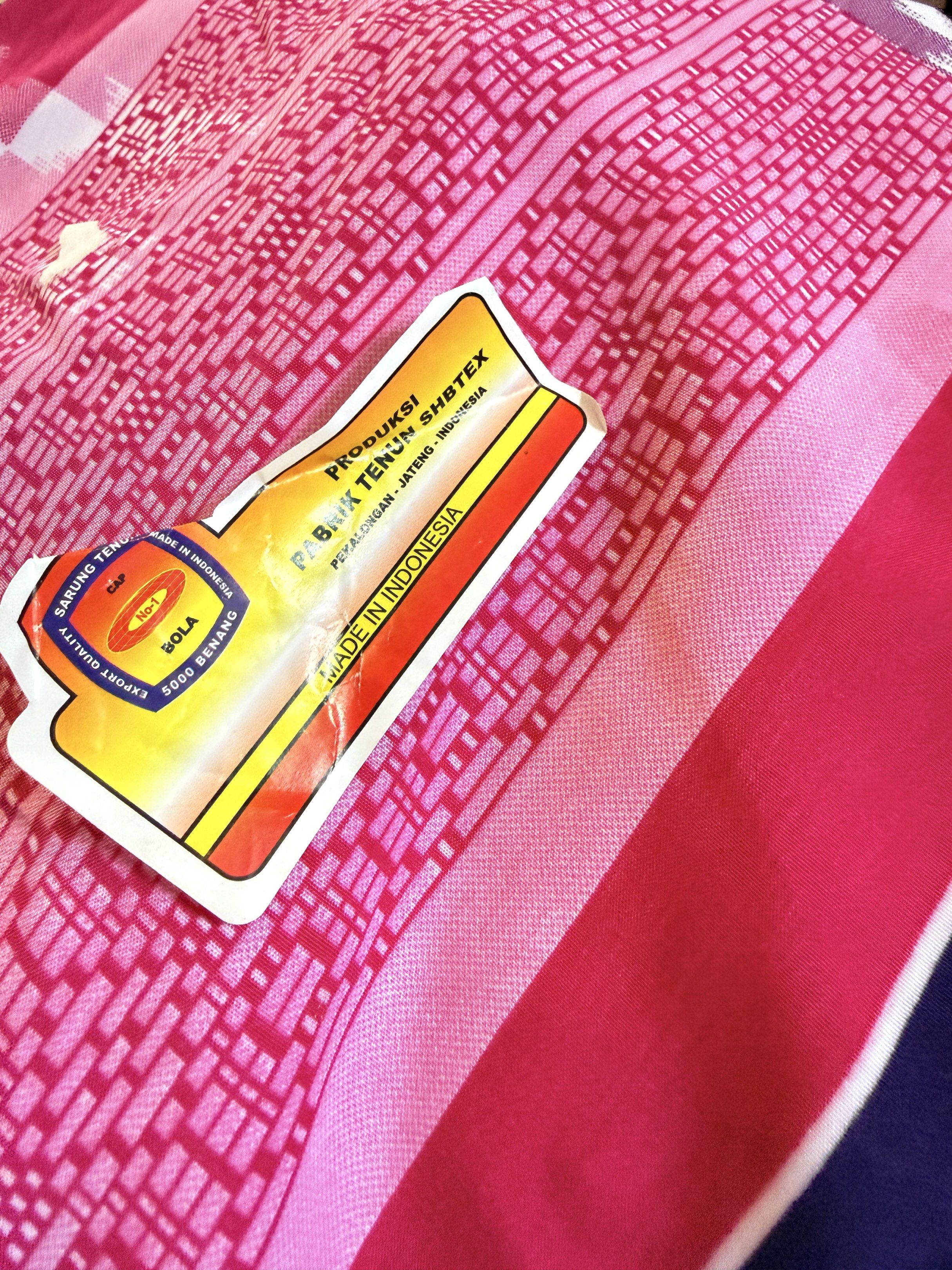 Sarung Tenun Bola 5000 Benang (Category: Skirts) located in Manila. Submitted by clutterfree.issa (Listing ID 1417833273, Image 3). Description: - Authentic Sarung Tenun Bola from Indonesia. - Eye-catching pink and red color scheme. - Features intricate woven patterns. - Marked as export quality. - High-quality fabric with a 5000 benang count. - Ideal for beachwear, casual wear, and more..