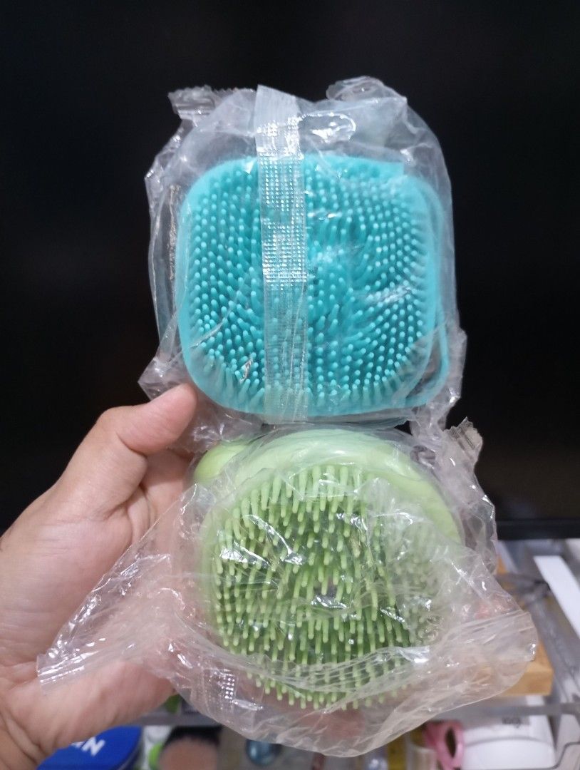 Silicone Bath Brush w/ Soap Dispenser - sold each (Category: Bath) located in Quezon City. Submitted by ana-chan (Listing ID 1417945534, Image 3). Description: Effortlessly clean with our silicone bath brush! Features a built-in soap dispenser, soft bristles, and a comfortable handle. Perfect for adults and pets. Available in blue and green..