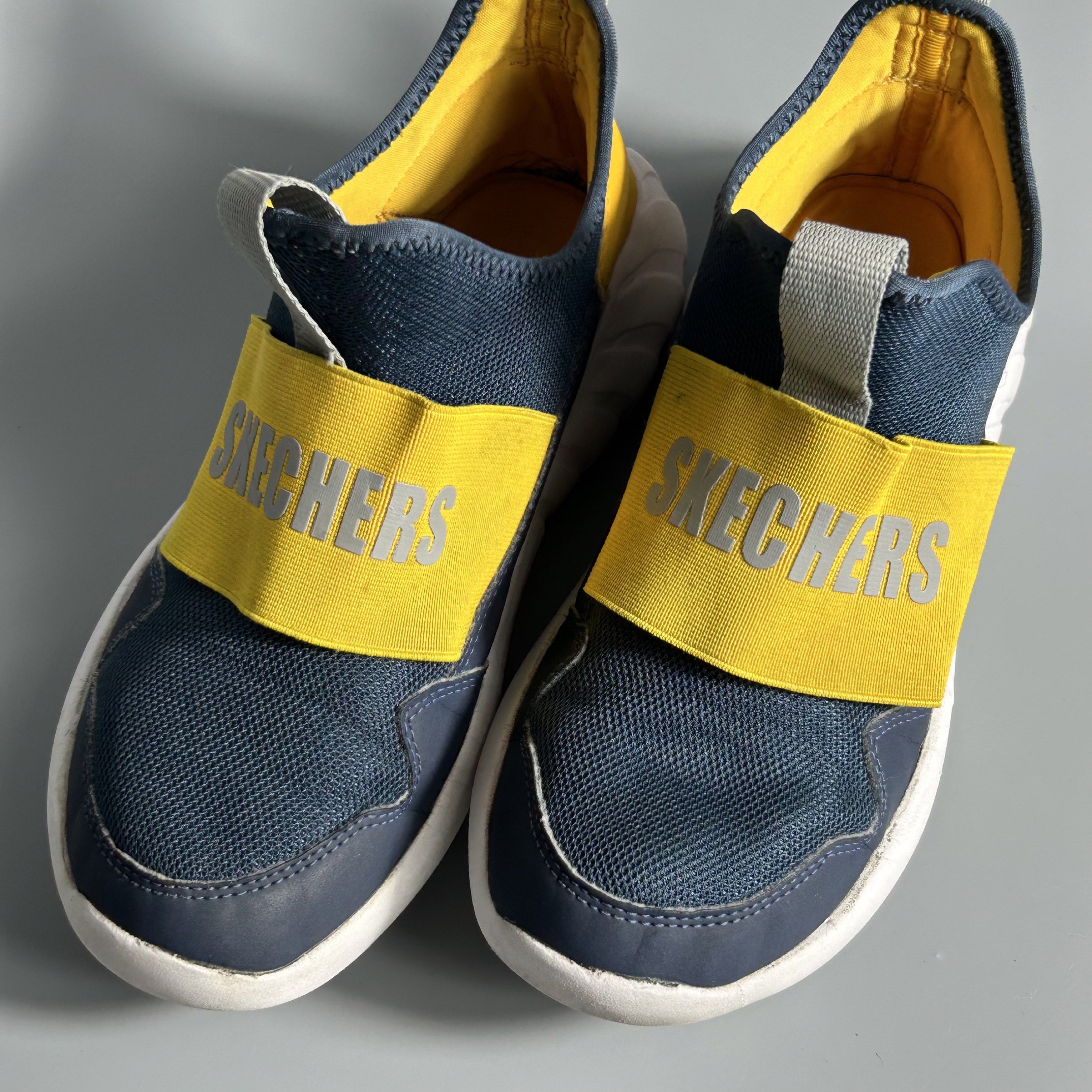 Skechers Comfort Slip-Ons (Category: Sneakers) located in Cavite. Submitted by datsoretro (Listing ID 1417850930, Image 2). Description: Was also used frequent but no major flaws. Garter loosened a little but it wont be a problem if you don’t have scrawny feet like me. .