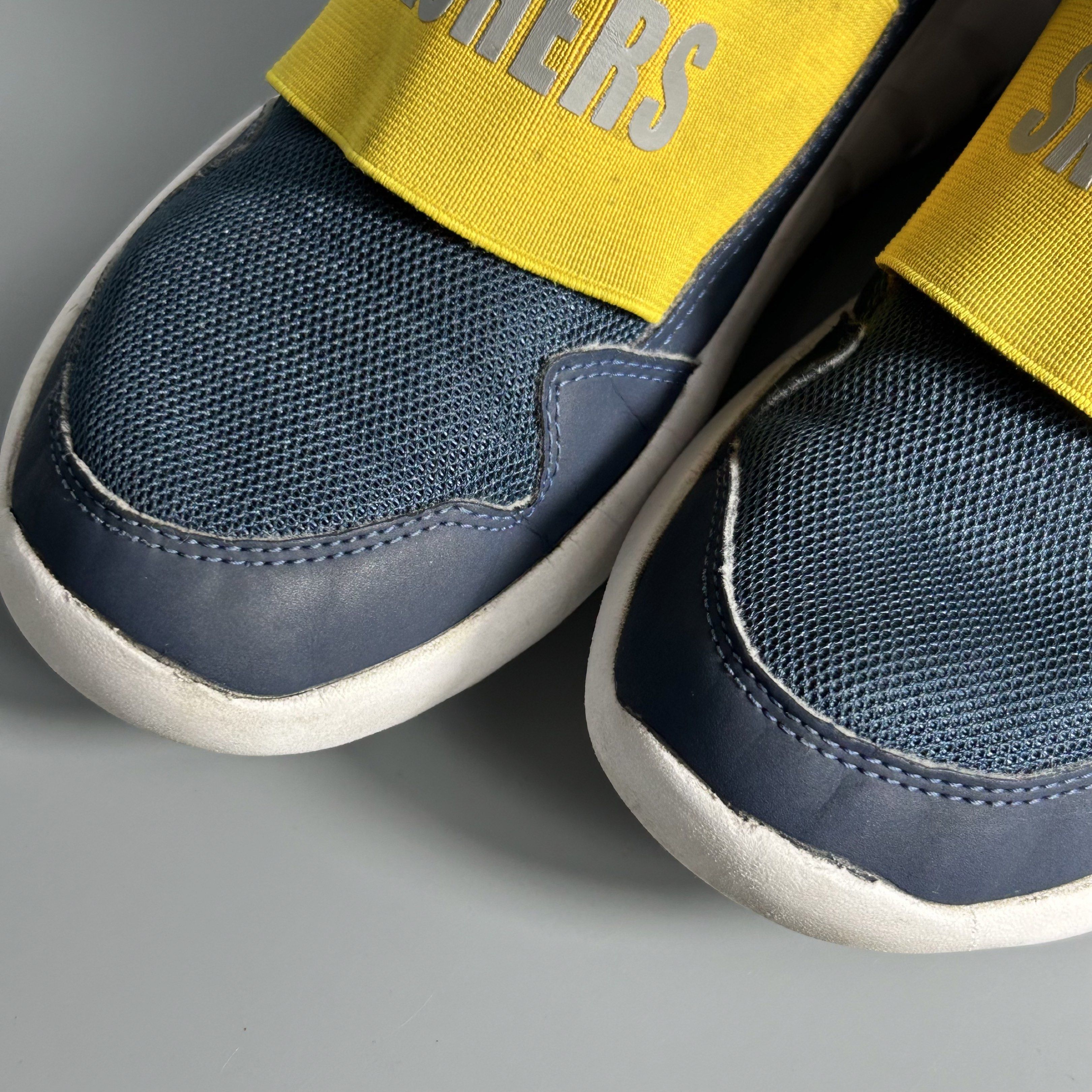 Skechers Comfort Slip-Ons (Category: Sneakers) located in Cavite. Submitted by datsoretro (Listing ID 1417850930, Image 3). Description: Was also used frequent but no major flaws. Garter loosened a little but it wont be a problem if you don’t have scrawny feet like me. .