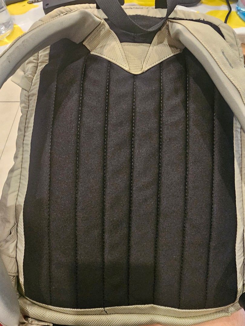 The North Face Mountain Daypack S (18L) (Category: Backpacks) located in Manila. Submitted by cookienginamerlz (Listing ID 1417846440, Image 3). Description: - The North Face backpack original - Comfortable padded back - Multiple compartments for organization, very nice for day trips - Adjustable shoulder straps, superb padding inside - Durable and lightweight material - Multiple secure zippers - Issues: scratches sa logo, markings sa shoulder st
