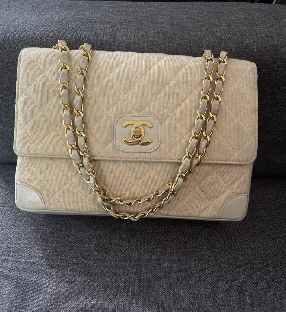 Vintage Chanel flap (Category: Luxury Bags & Wallets) located in Santa Rosa. Submitted by lbx89 (Listing ID 1418009918, Image 1). Description: this is an authentic vintage piece, please expect signs of use. pre serial piece .