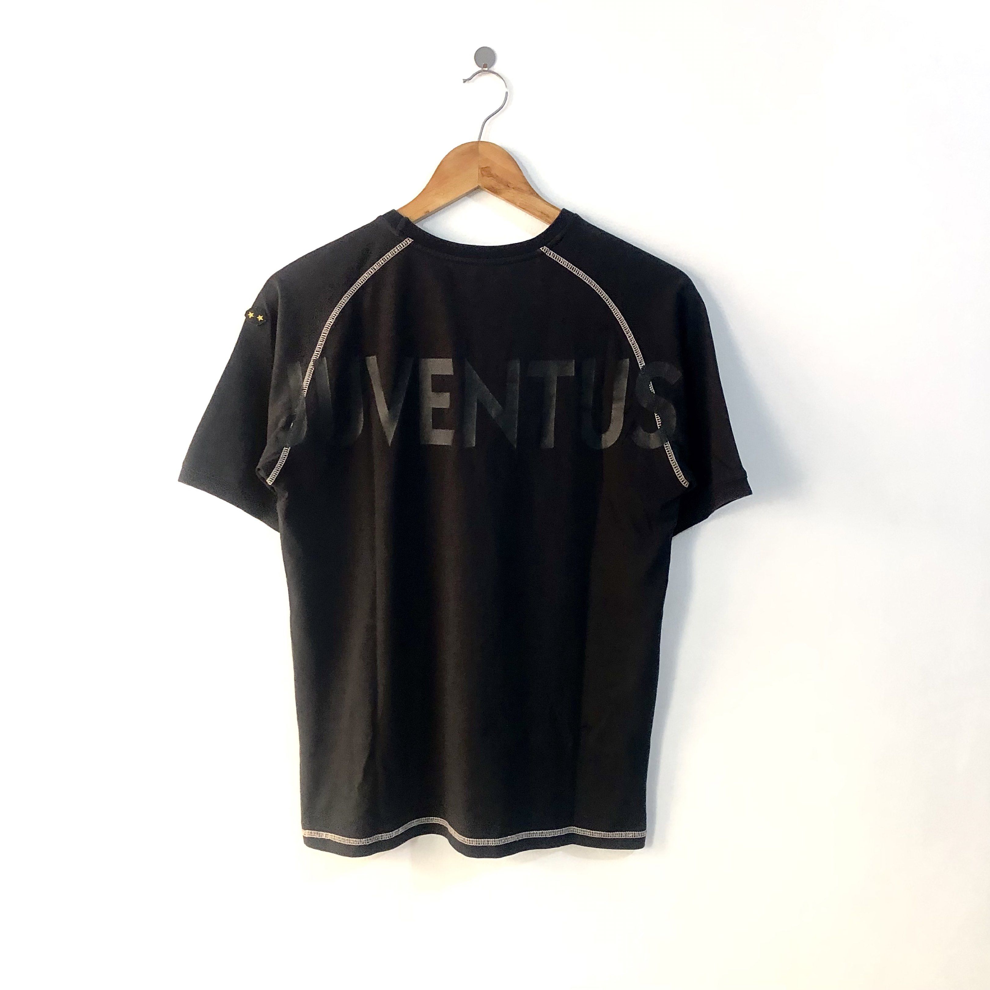 Vintage Nike Juventus TShirt (Category: Tshirts & Polo Shirts ) located in Makati City. Submitted by guionchris22 (Listing ID 1417849831, Image 2). Description: ▫️[ Vintage Nike Juventus T Shirt ] ~ ₱ 550 +sf •Embroidered Logo Details •Printed Juventus Spell out at the back •Slim Fit for Large (68-75 KG) ▫️[ Dimensions - Medium 19” x 25” ] • please note that this tee is probably around 20 year old, please expect less ▫️[ Makati Area Meetup or Pic
