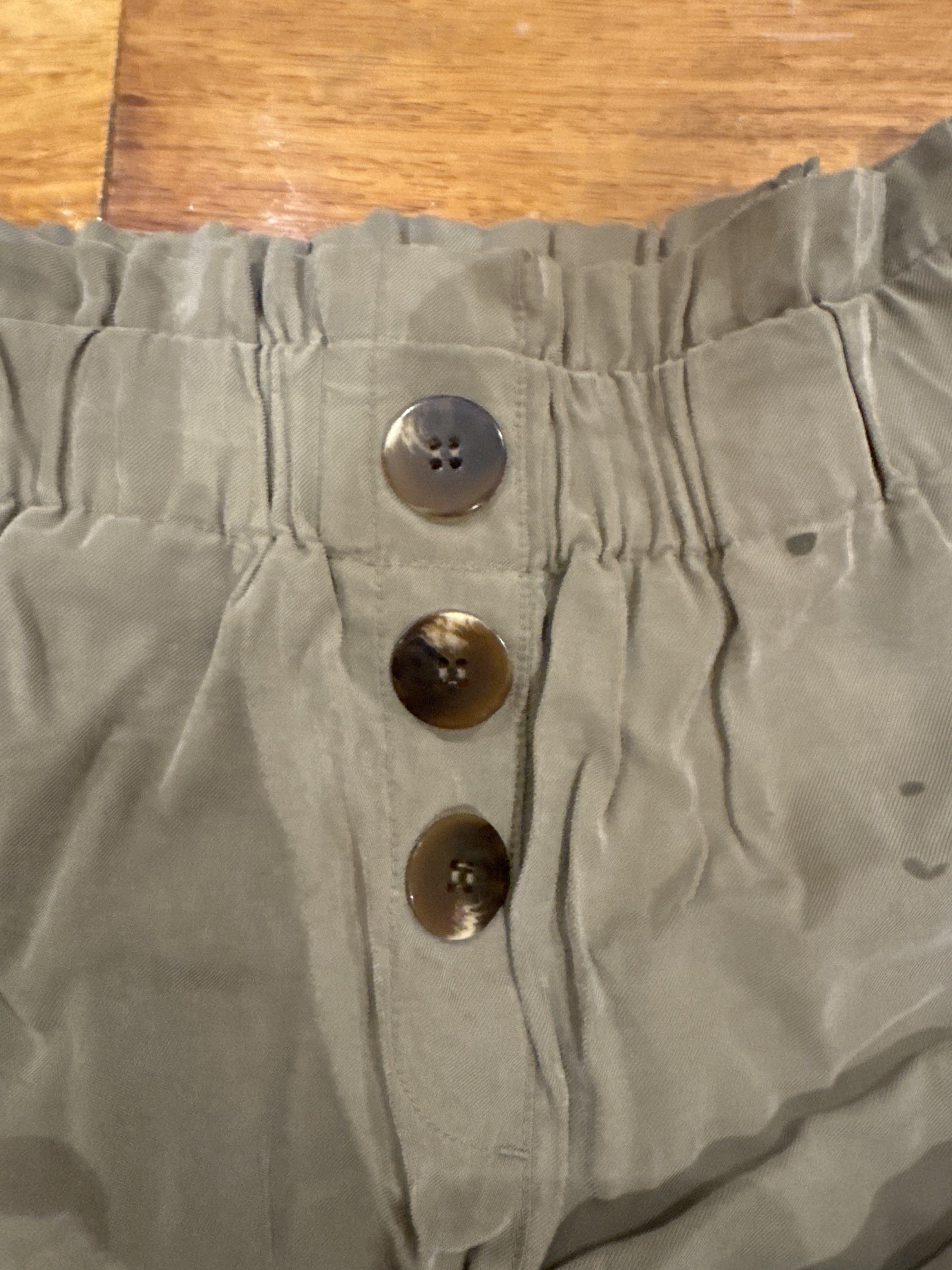 Zara Button-Up Pants (Category: Jeans) located in Manila. Submitted by eb.declutters (Listing ID 1417955102, Image 2). Description: - Zara pants - Size: S - Color: Olive green - Features: Button-up design, elastic waistband - Made in Cambodia.
