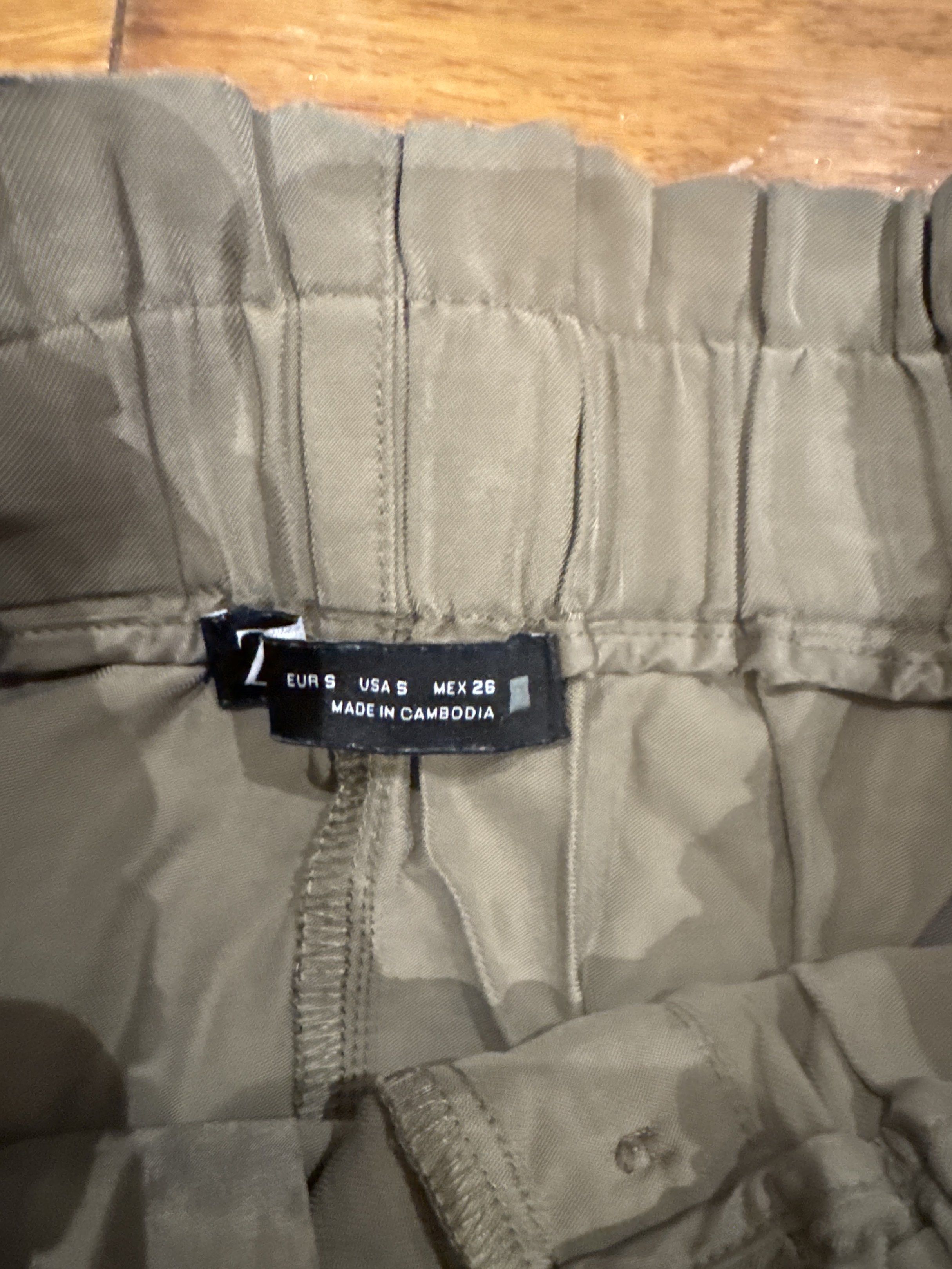 Zara Button-Up Pants (Category: Jeans) located in Manila. Submitted by eb.declutters (Listing ID 1417955102, Image 3). Description: - Zara pants - Size: S - Color: Olive green - Features: Button-up design, elastic waistband - Made in Cambodia.