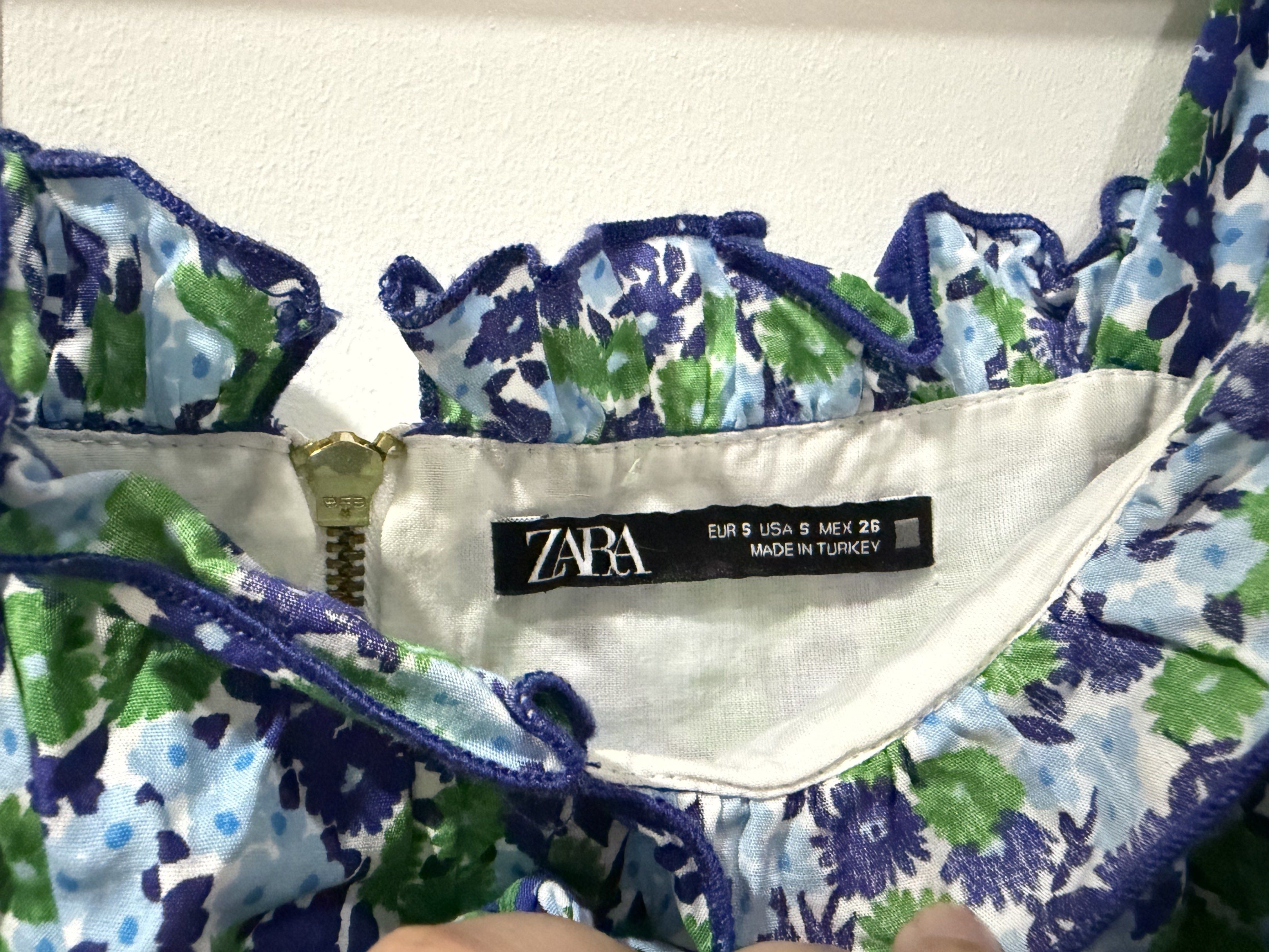 Zara Floral Puff Sleeve Top (Category: Blouses) located in Bacolod City. Submitted by kzyxa.d (Listing ID 1417970671, Image 2). Description: • Puff sleeves • Floral • Square neckline • Back zipper closure • Ruffled trim • Tie detail at front • Issue: NONE RFS: Declutter Location: Bacolod City .