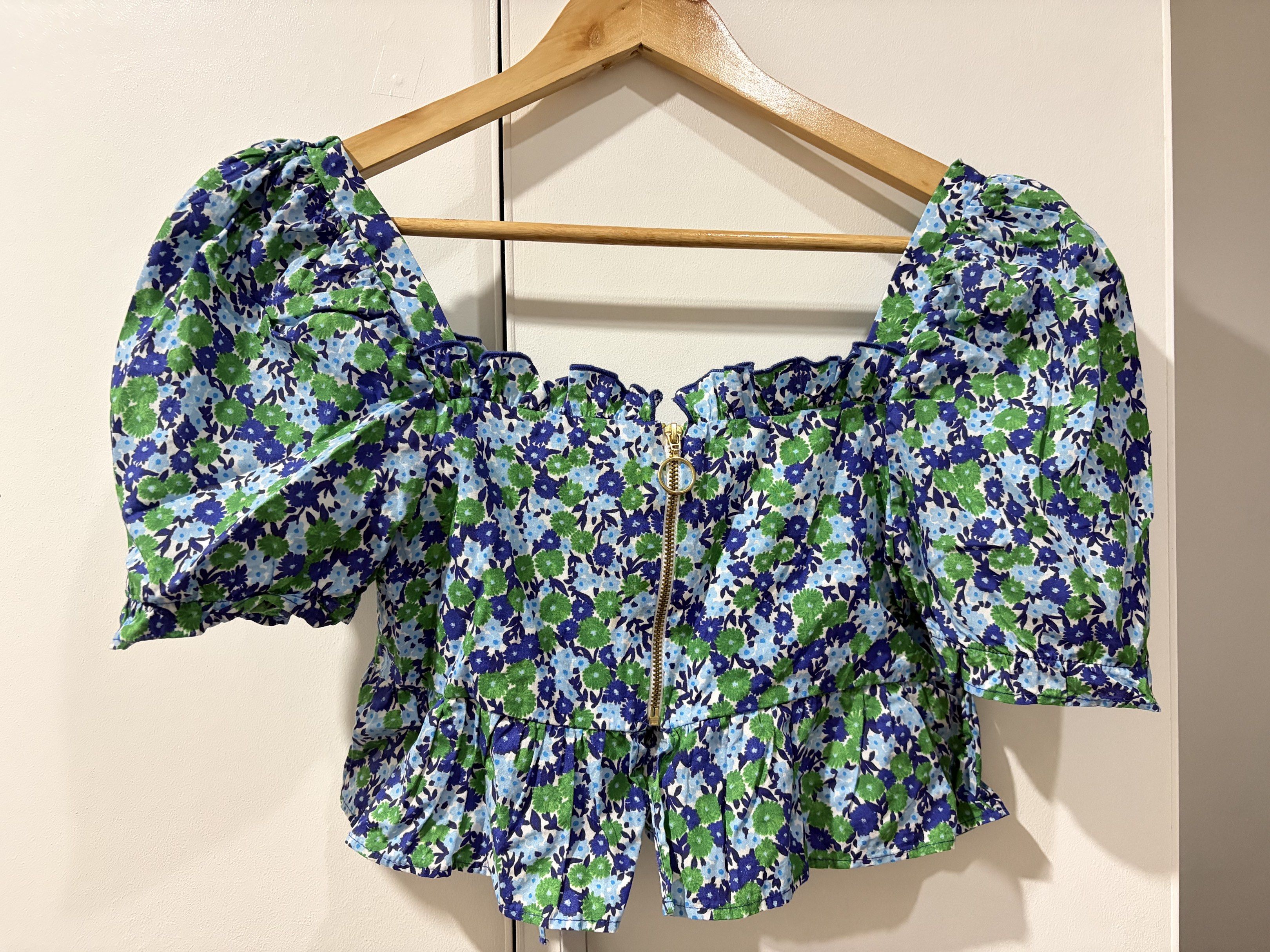 Zara Floral Puff Sleeve Top (Category: Blouses) located in Bacolod City. Submitted by kzyxa.d (Listing ID 1417970671, Image 3). Description: • Puff sleeves • Floral • Square neckline • Back zipper closure • Ruffled trim • Tie detail at front • Issue: NONE RFS: Declutter Location: Bacolod City .