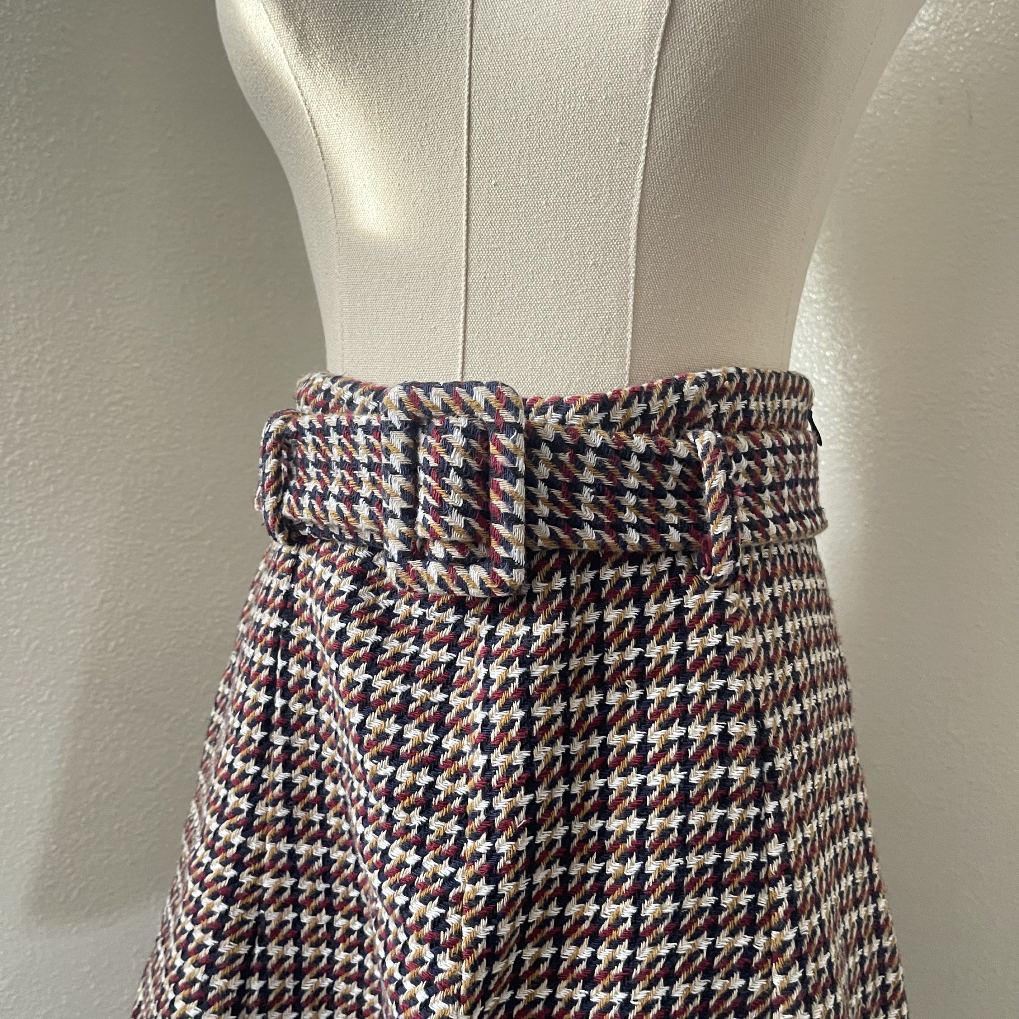 Zara Houndstooth Mini Skirt with Belt (Category: Skirts) located in Norzagaray. Submitted by preloved.bul (Listing ID 1417929192, Image 2). Description: - Zara Houndstooth Mini Skirt - Includes a matching belt - Size: M - Features a classic houndstooth pattern - Versatile for various outfits.