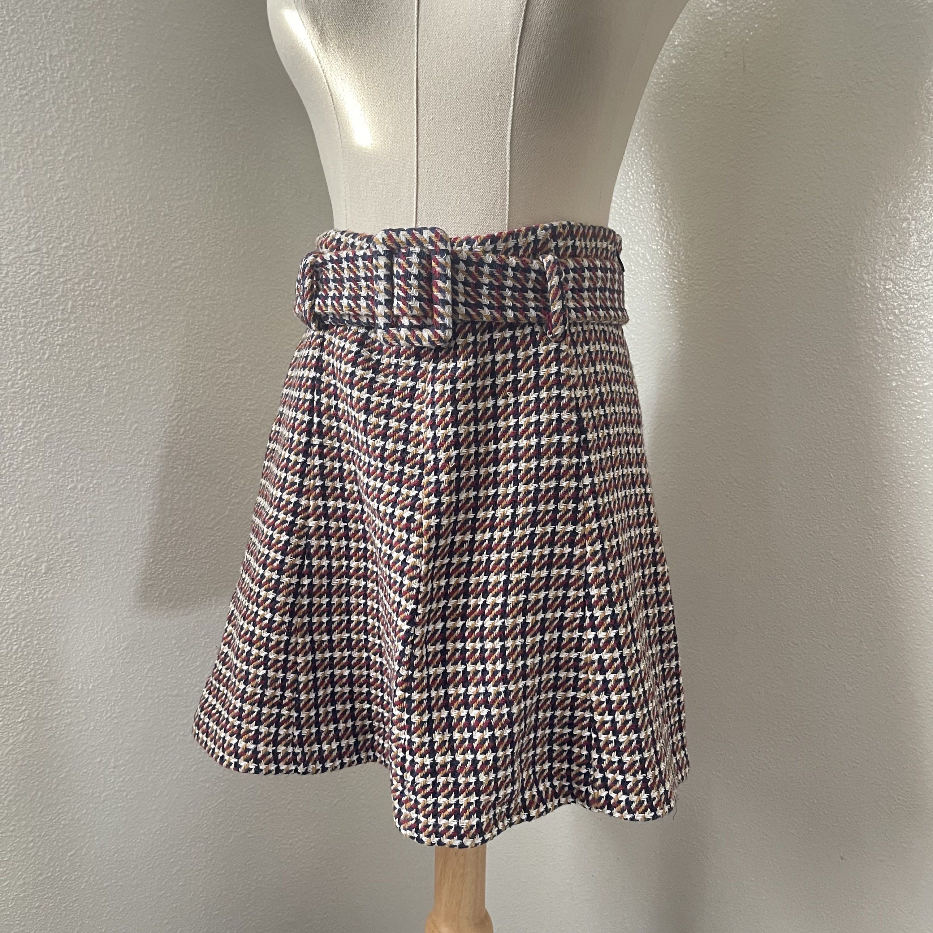 Zara Houndstooth Mini Skirt with Belt (Category: Skirts) located in Norzagaray. Submitted by preloved.bul (Listing ID 1417929192, Image 1). Description: - Zara Houndstooth Mini Skirt - Includes a matching belt - Size: M - Features a classic houndstooth pattern - Versatile for various outfits.