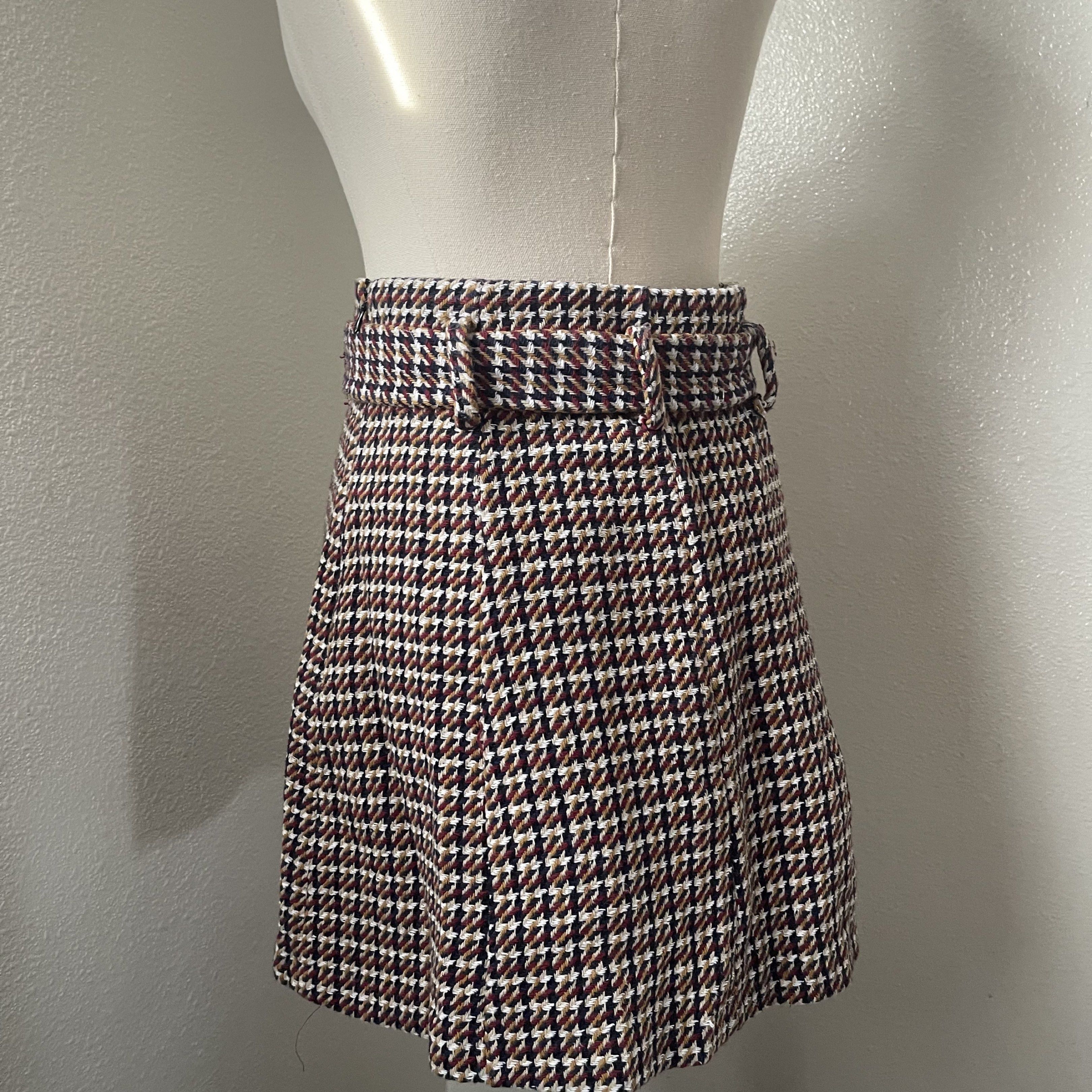 Zara Houndstooth Mini Skirt with Belt (Category: Skirts) located in Norzagaray. Submitted by preloved.bul (Listing ID 1417929192, Image 3). Description: - Zara Houndstooth Mini Skirt - Includes a matching belt - Size: M - Features a classic houndstooth pattern - Versatile for various outfits.
