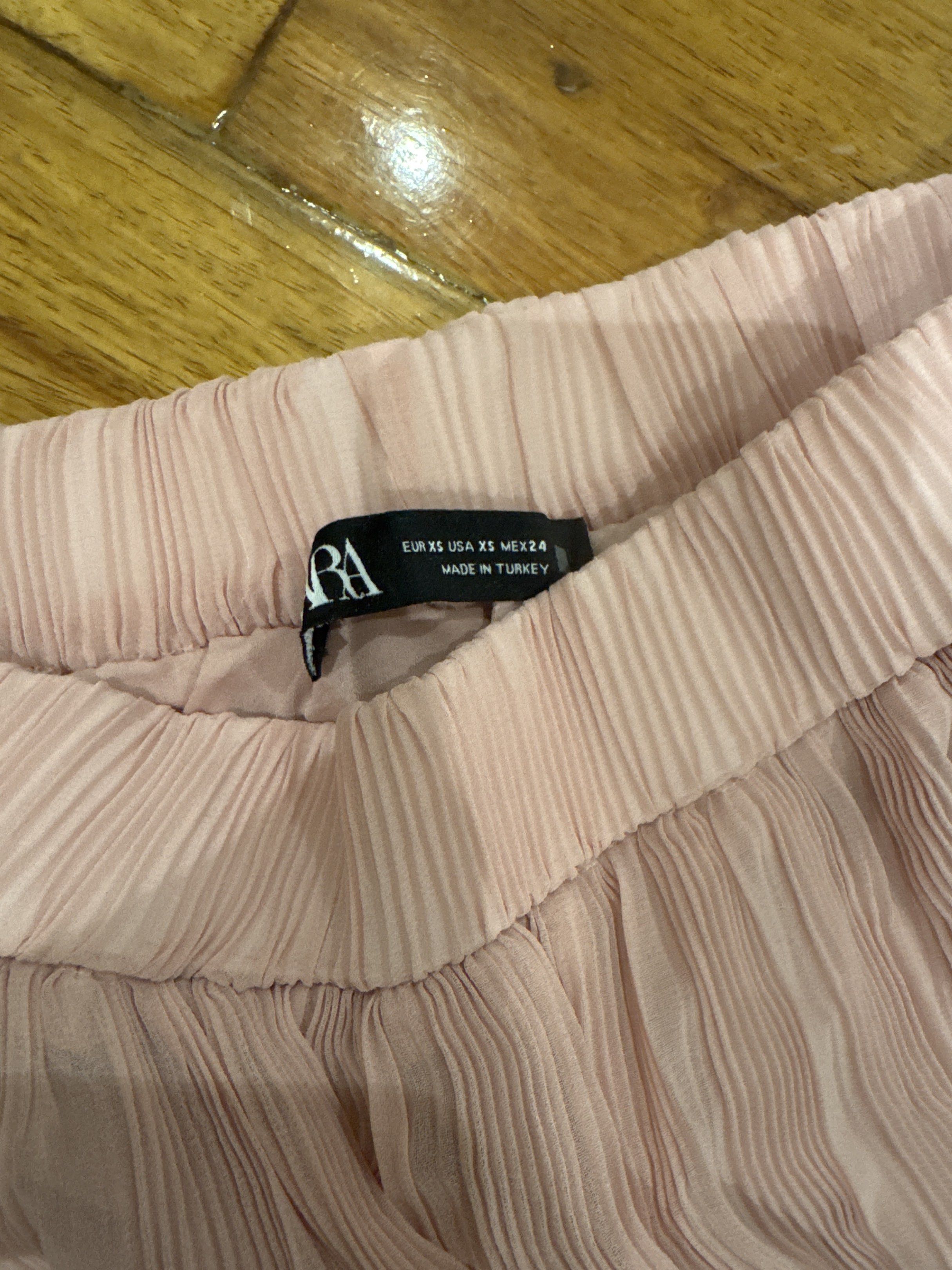 Zara Pleated Pants XS (Category: Other Bottoms) located in Manila. Submitted by eb.declutters (Listing ID 1417957130, Image 2). Description: - Zara light pink pleated pants - Size: XS - Features an elastic waistband - Wide leg design - Lightweight and flowy material - Made in Turkey.