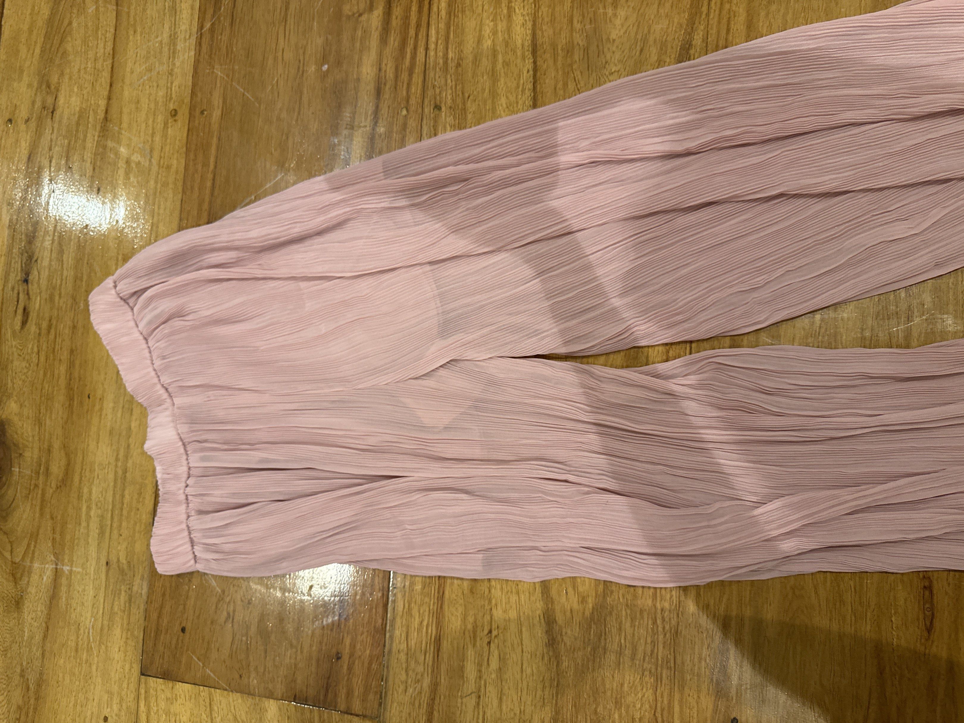 Zara Pleated Pants XS (Category: Other Bottoms) located in Manila. Submitted by eb.declutters (Listing ID 1417957130, Image 3). Description: - Zara light pink pleated pants - Size: XS - Features an elastic waistband - Wide leg design - Lightweight and flowy material - Made in Turkey.