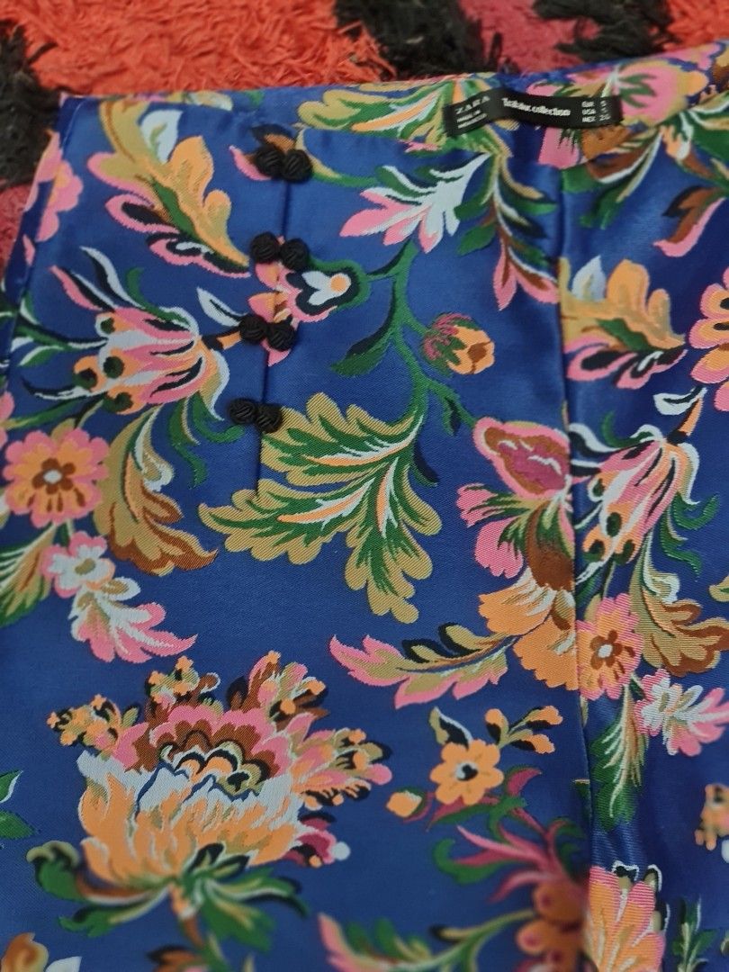 Zara Trafaluc floral print (Category: Other Bottoms) located in Angeles City. Submitted by reallygraceful (Listing ID 1417824314, Image 3). Description: Zara Trafalac 💙Good Condition 💙No Flaws 💙brocade wide leg cropped pants with velvet trim and faux oriental buttons NO LOW BALLING ‼️.