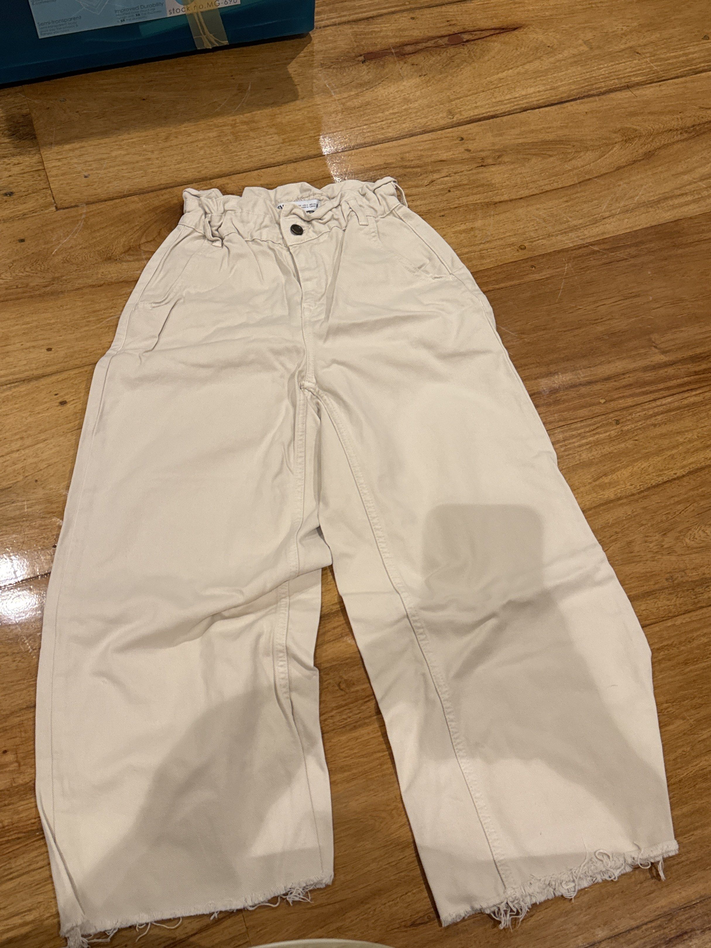 Zara Wide Leg Pants (Category: Jeans) located in Manila. Submitted by eb.declutters (Listing ID 1417953600, Image 1). Description: - Zara wide-leg pants - High-waisted - Button closure - Relaxed fit - Neutral color - Size: EUR 34 / MEX 24 - Made in Turkey.