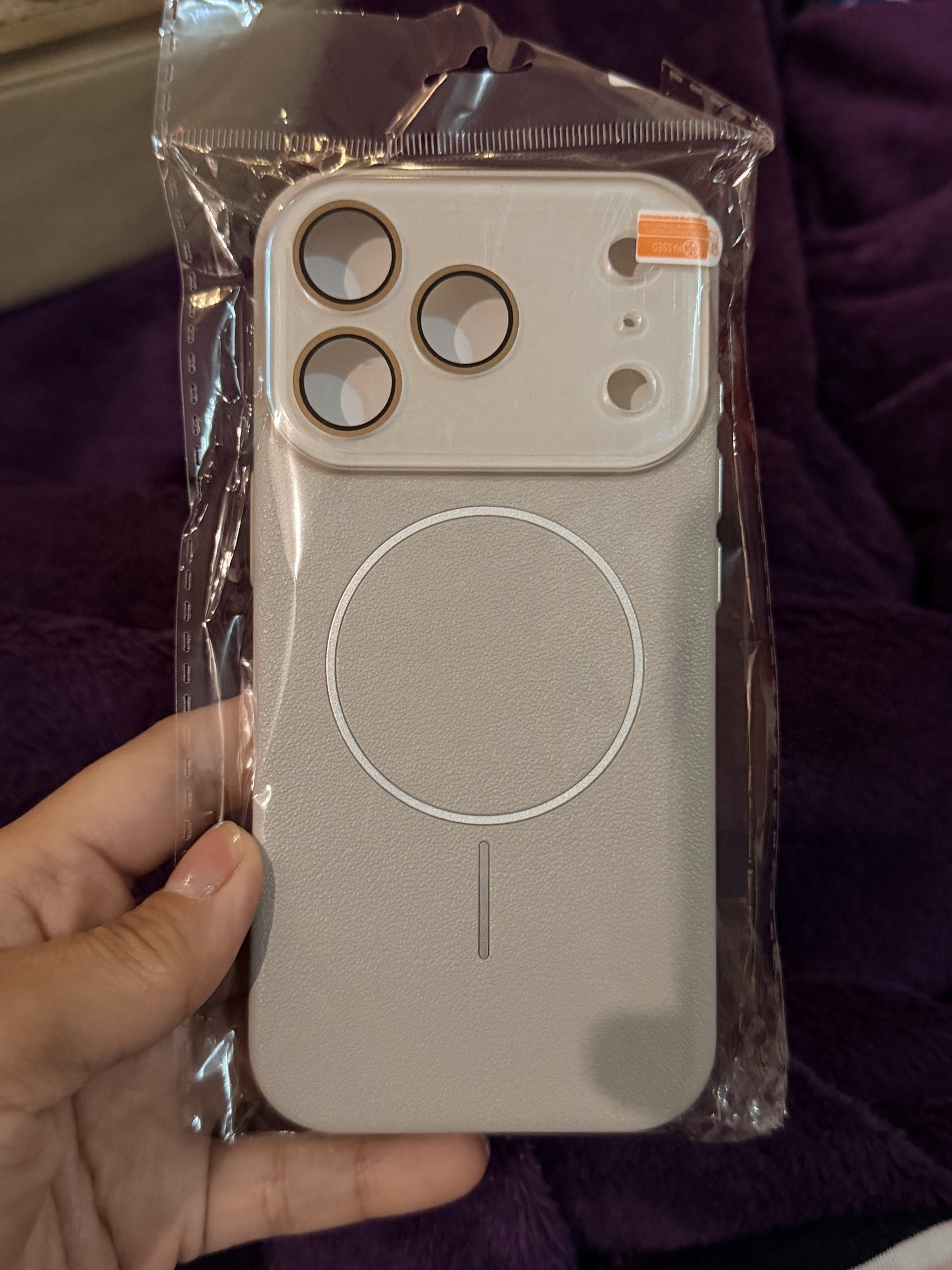 17 pro HARD CASE (Category: Cases & Sleeves) located in Quezon City. Submitted by PVDLL (Listing ID 1418194539, Image 2). Description: .