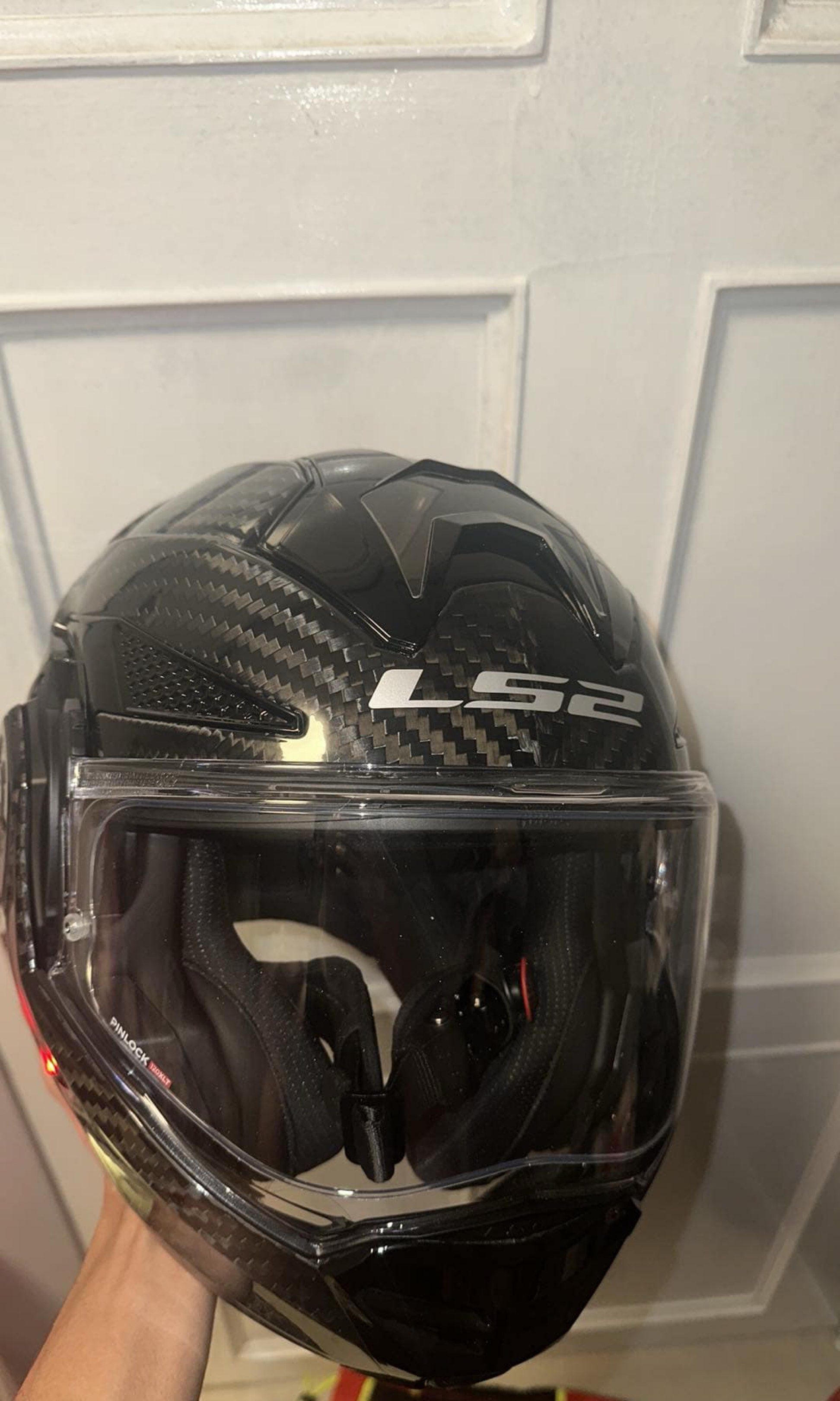 Advant x carbon helmet modular (Category: Helmets and other Riding Gears) located in Las Pinas. Submitted by royce33 (Listing ID 1418125734, Image 1). Description: With exclusive ls2 backpack and string bag, extra dark visor.