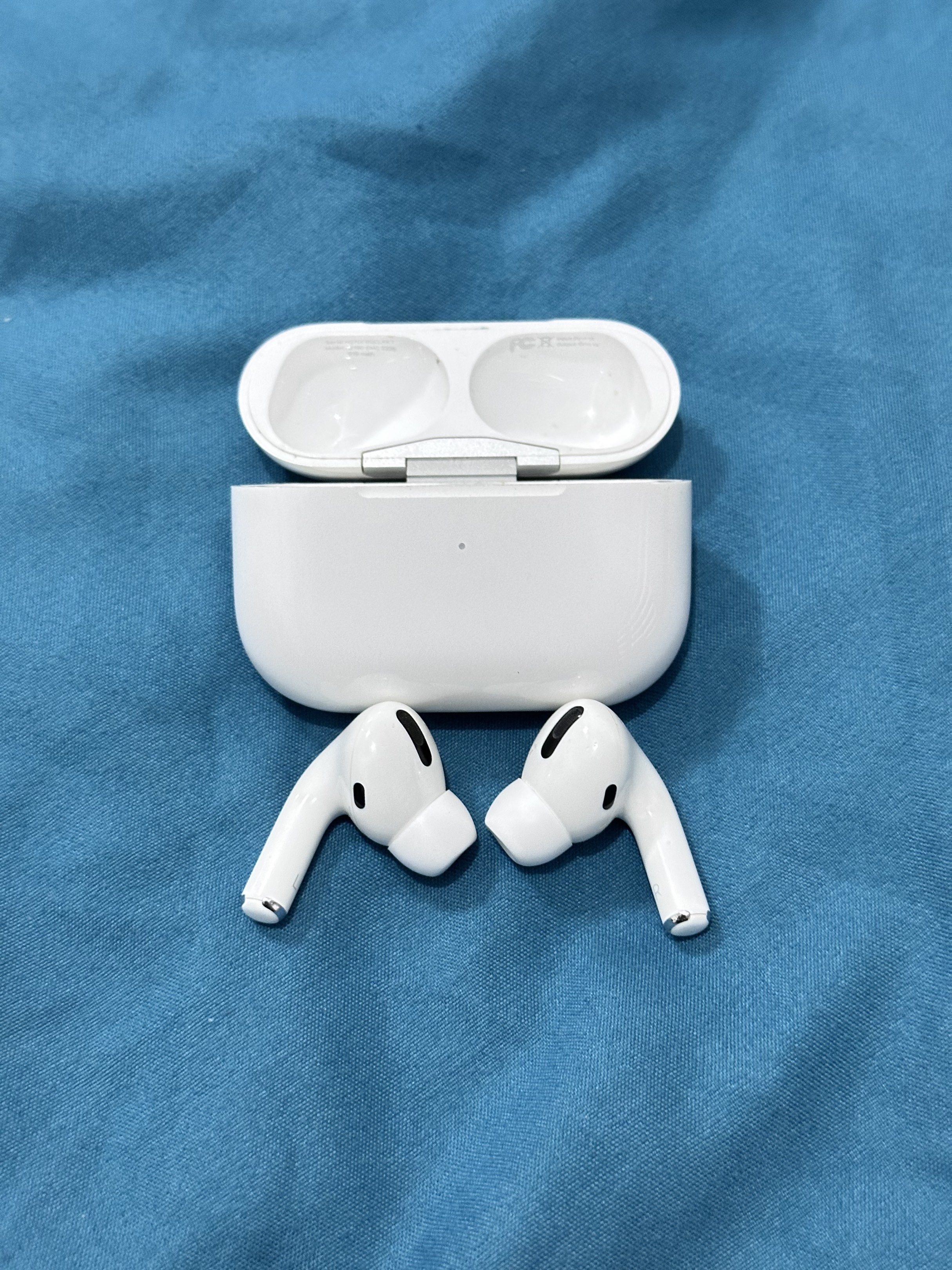 Apple AirPods Pro with Ear Tips (Category: Earphones) located in San Juan City. Submitted by erick.ongson (Listing ID 1418173955, Image 3). Description: .