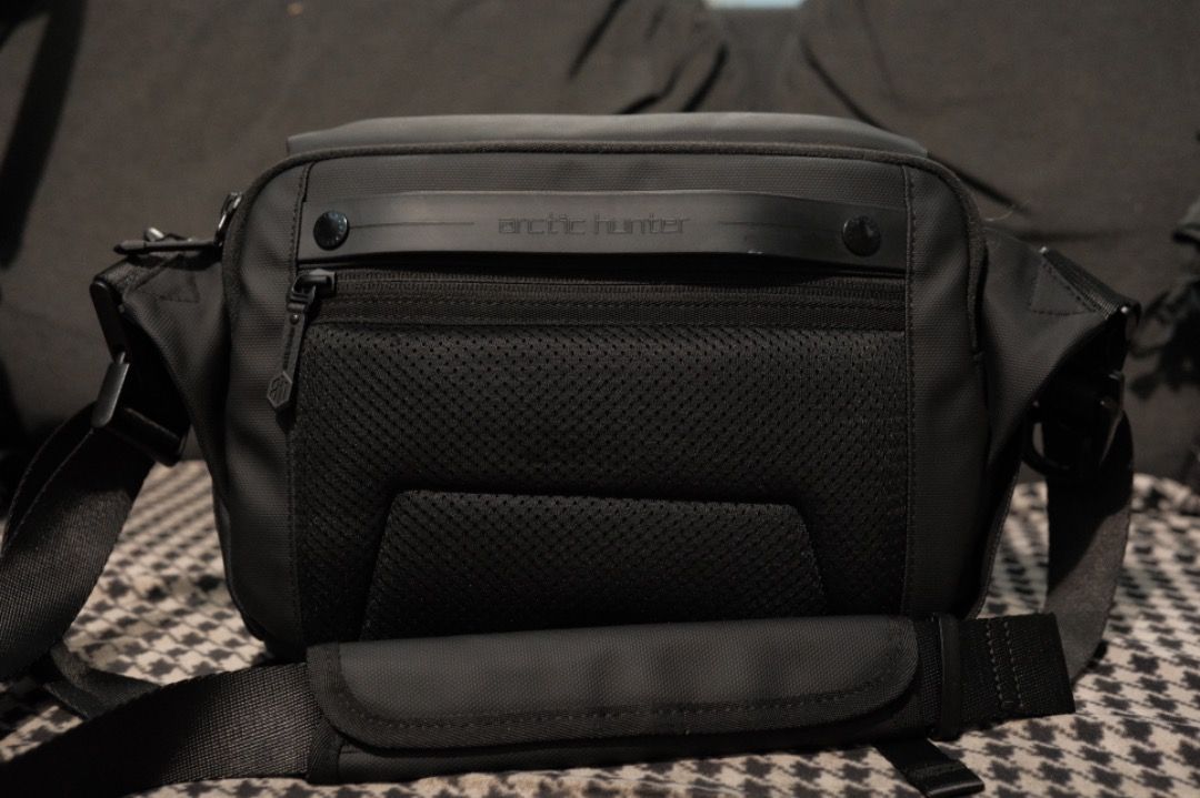 Arctic Hunter K00576 Camera Hard Case Sling Bag water resistant (Category: Camera Bags & Carriers) located in Manila. Submitted by jhonapotato (Listing ID 1418154072, Image 3). Description: Arctic Hunter K00576 Camera Hard Case Sling Bag water resistant. No issues and/or flaws. In excellent condition..