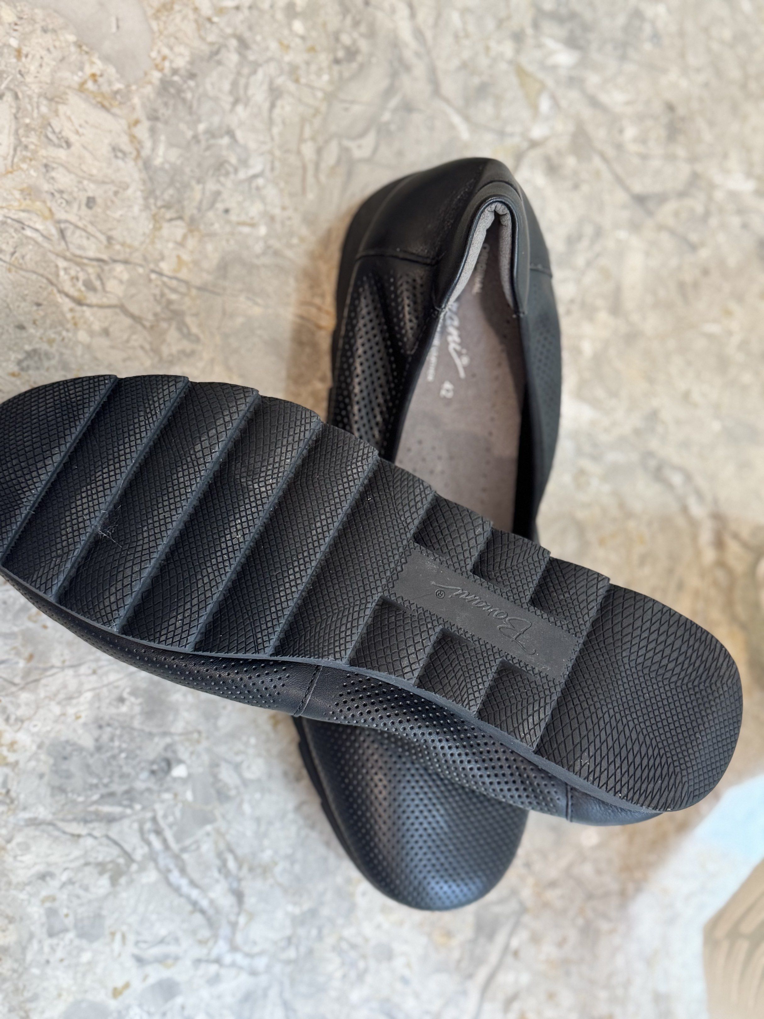 Barani (Category: Flats) located in Singapore. Submitted by ho.18007 (Listing ID 1418155195, Image 3). Description: - Barani flats - Size 42 - Black color - Genuine leather material - Perforated design - Stylish and comfortable Price negotiable.