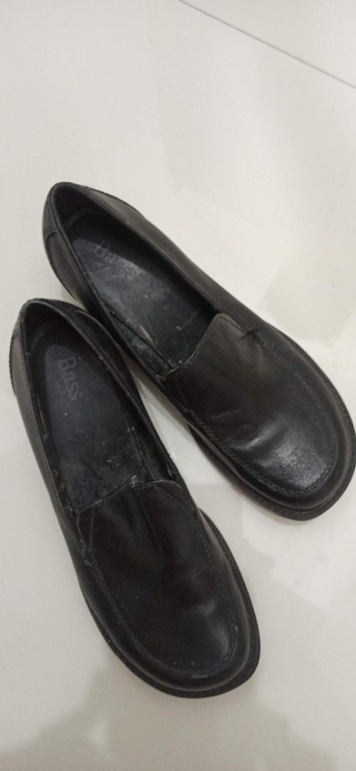 Bass Black Leather Loafers (Category: Loafers) located in Santa Teresita. Submitted by icecandy2.0 (Listing ID 1418124353, Image 3). Description: - Bass black leather loafers - Size: 6M - Features: Slip-on design, block heel - Condition: Shows wear on soles and heels - Material: Man-made - Perfect for everyday wear -Needs cleaning and reglue.