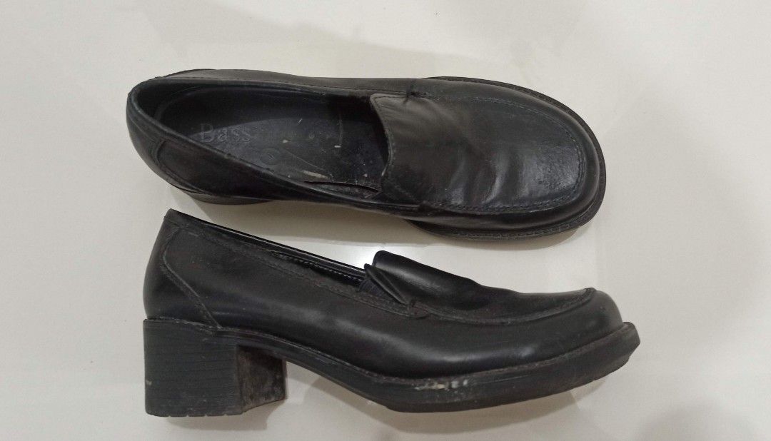 Bass Black Leather Loafers (Category: Loafers) located in Santa Teresita. Submitted by icecandy2.0 (Listing ID 1418124353, Image 1). Description: - Bass black leather loafers - Size: 6M - Features: Slip-on design, block heel - Condition: Shows wear on soles and heels - Material: Man-made - Perfect for everyday wear -Needs cleaning and reglue.