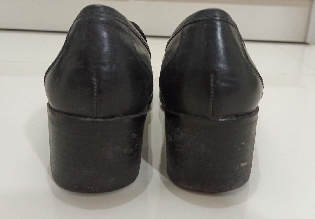 Bass Black Leather Loafers (Category: Loafers) located in Santa Teresita. Submitted by icecandy2.0 (Listing ID 1418124353, Image 2). Description: - Bass black leather loafers - Size: 6M - Features: Slip-on design, block heel - Condition: Shows wear on soles and heels - Material: Man-made - Perfect for everyday wear -Needs cleaning and reglue.