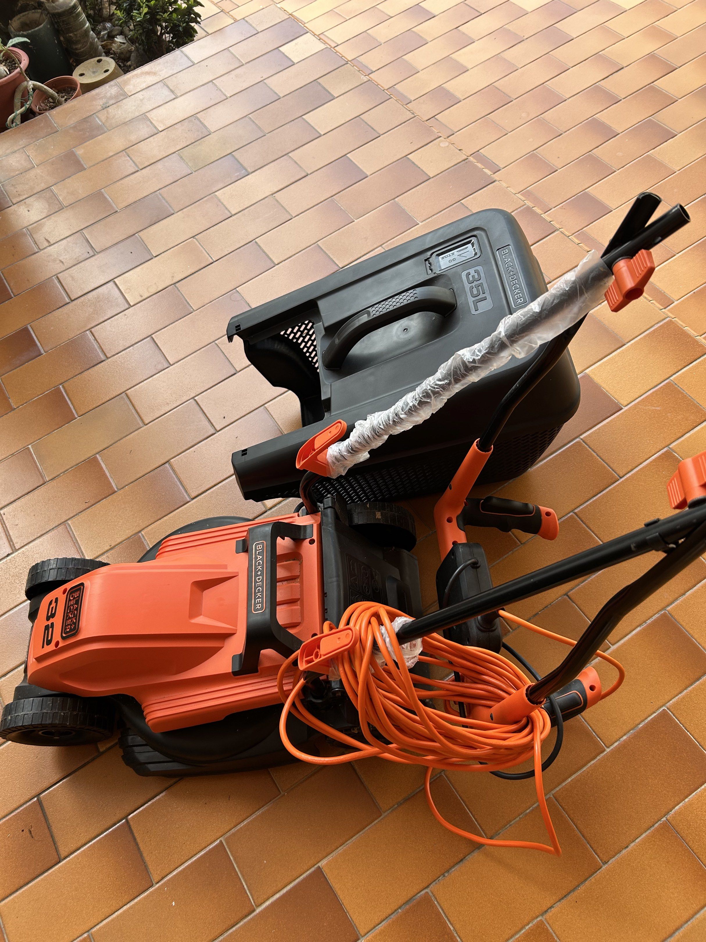 Black+Decker 32cm Electric Lawn Mower