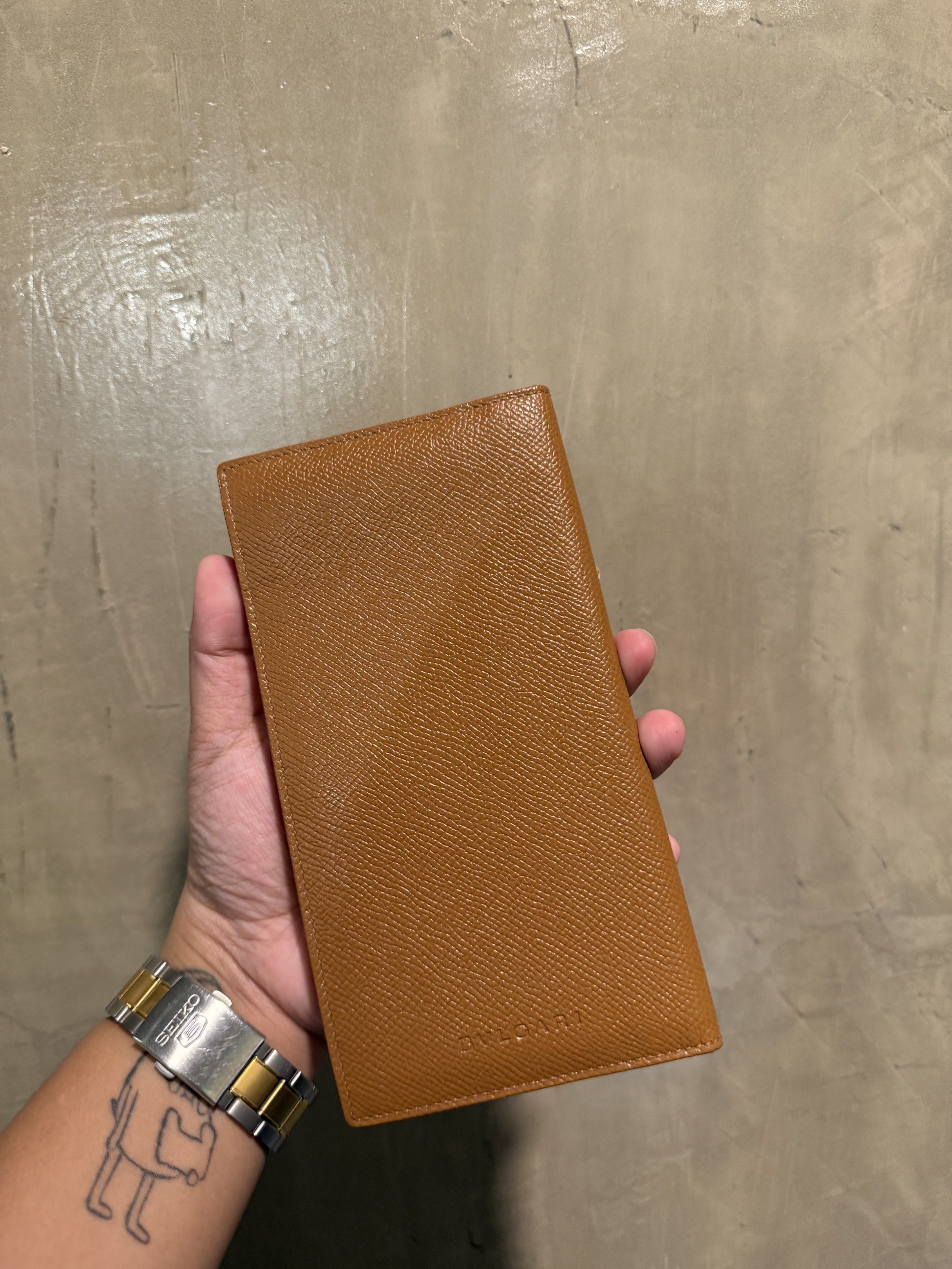 Bvlgari Leather Wallet (Category: Luxury Bags & Wallets) located in Cebu City. Submitted by conyosh (Listing ID 1418090083, Image 1). Description: - Authentic Bvlgari wallet - Tan leather - Textured exterior - Features the Bvlgari logo - Multiple card slots - Made with high-quality leather.