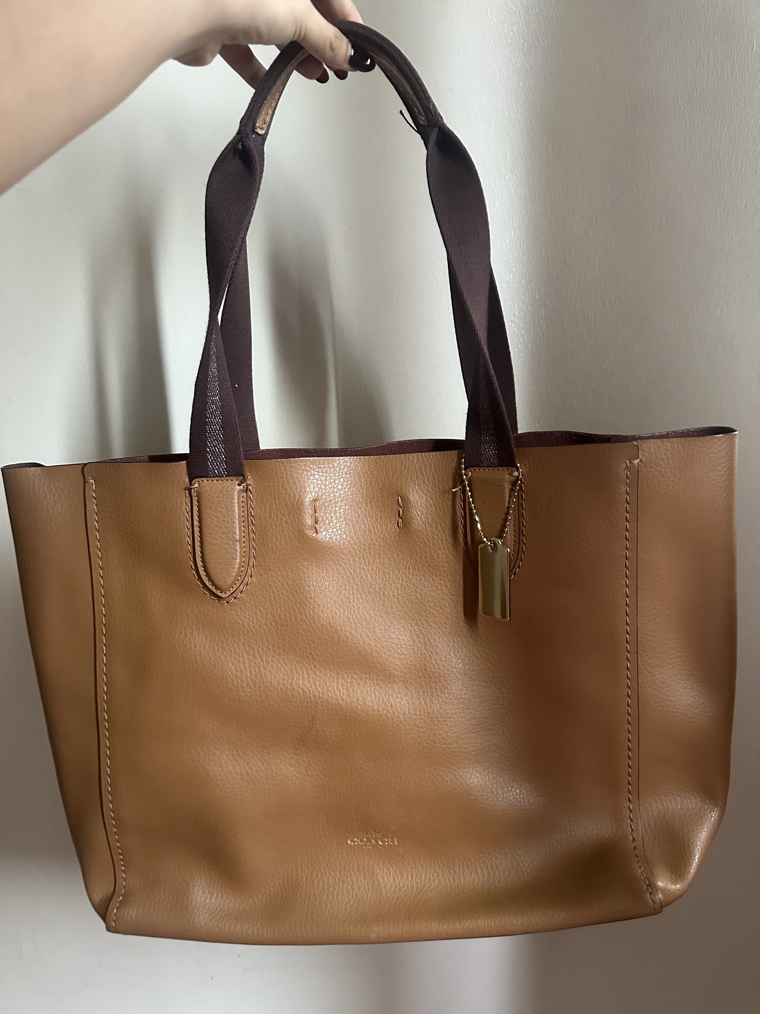 Coach Shoulder Bag (Category: Luxury Bags & Wallets) located in San Juan City. Submitted by biatchhhh (Listing ID 1405969957, Image 2). Description: Rarely used- Original from USA can fit Ipad and Macbook 13" Message me for more pictures Negotiable.